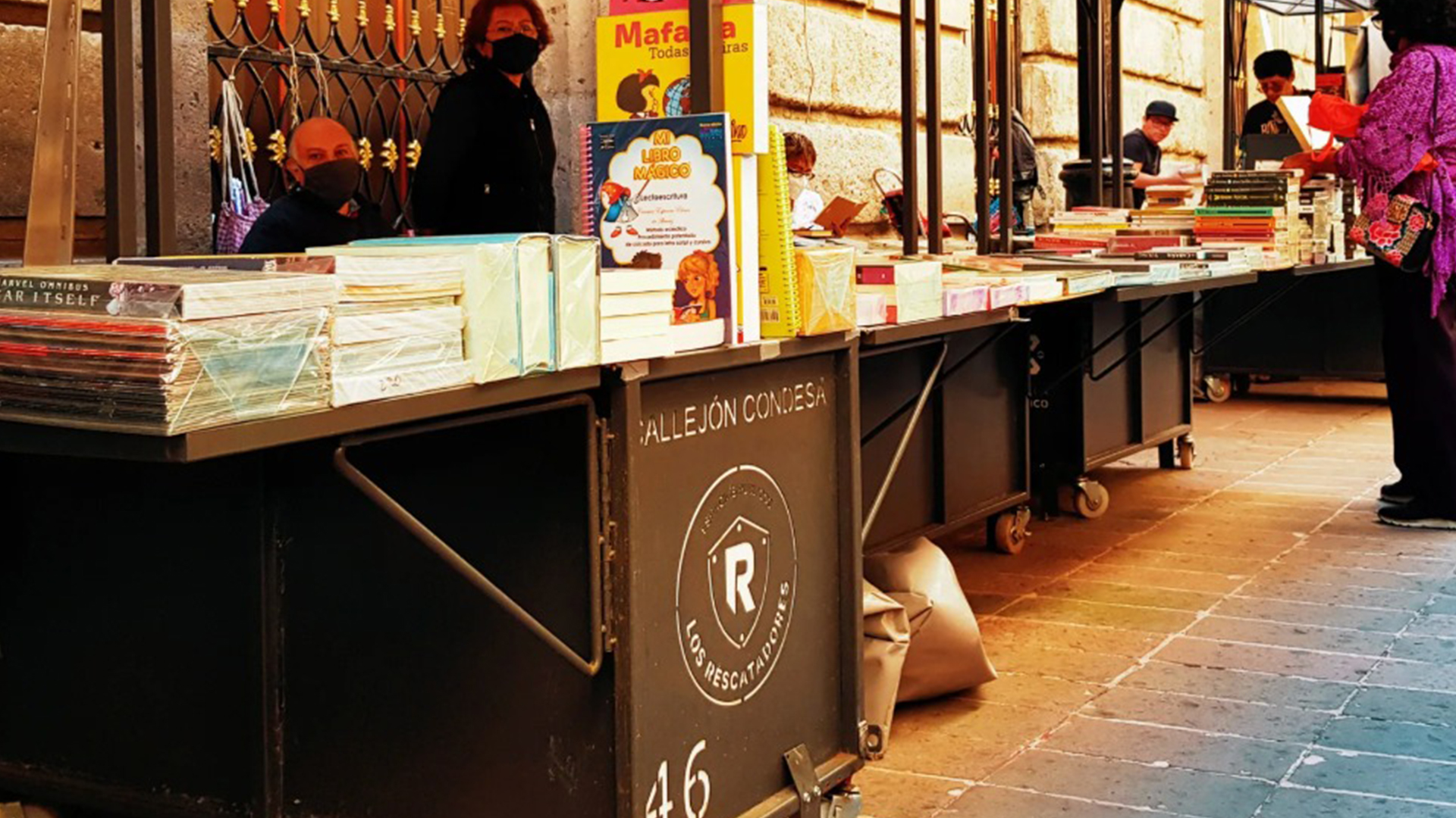 Un espacio rehabilitado para los vendedores de libros de segunda mano: así  es Callejón Condesa, el sitio que obtuvo el Premio Nacional de Diseño 2020  - Infobae
