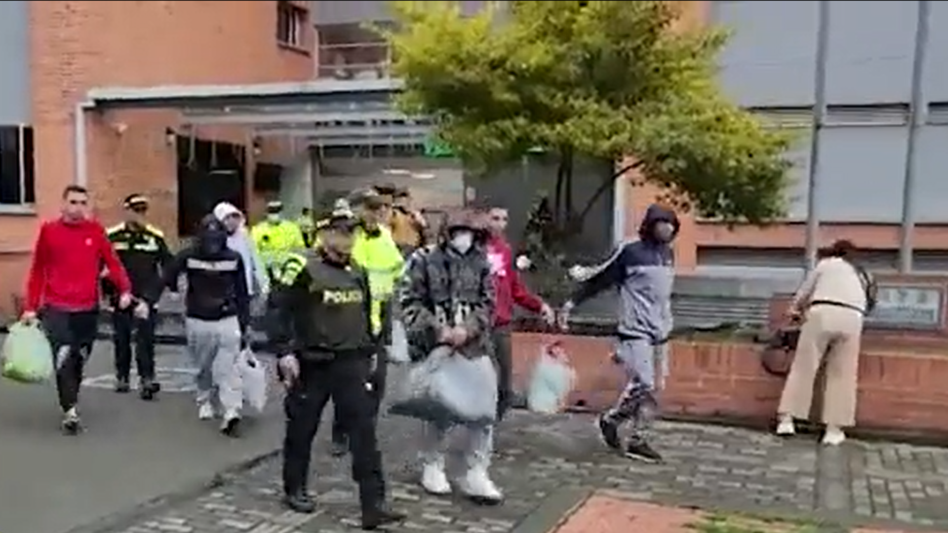 Video: para descongestionar estaciones de Policía en Bogotá inició el  traslado de privados de la libertad - Infobae