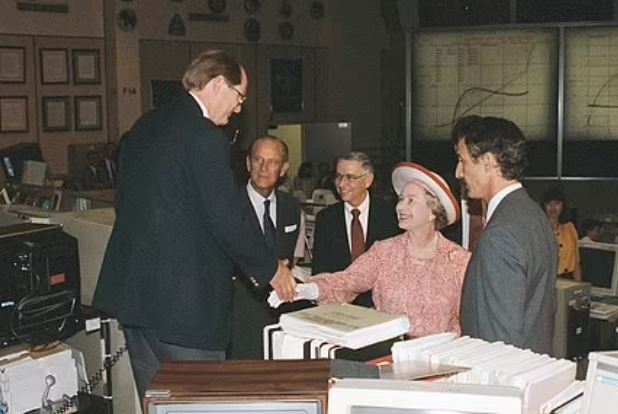 En 1991 Isabel II y Felipe visitaron el Centro Espacial Johnson (JSC) de la NASA. 