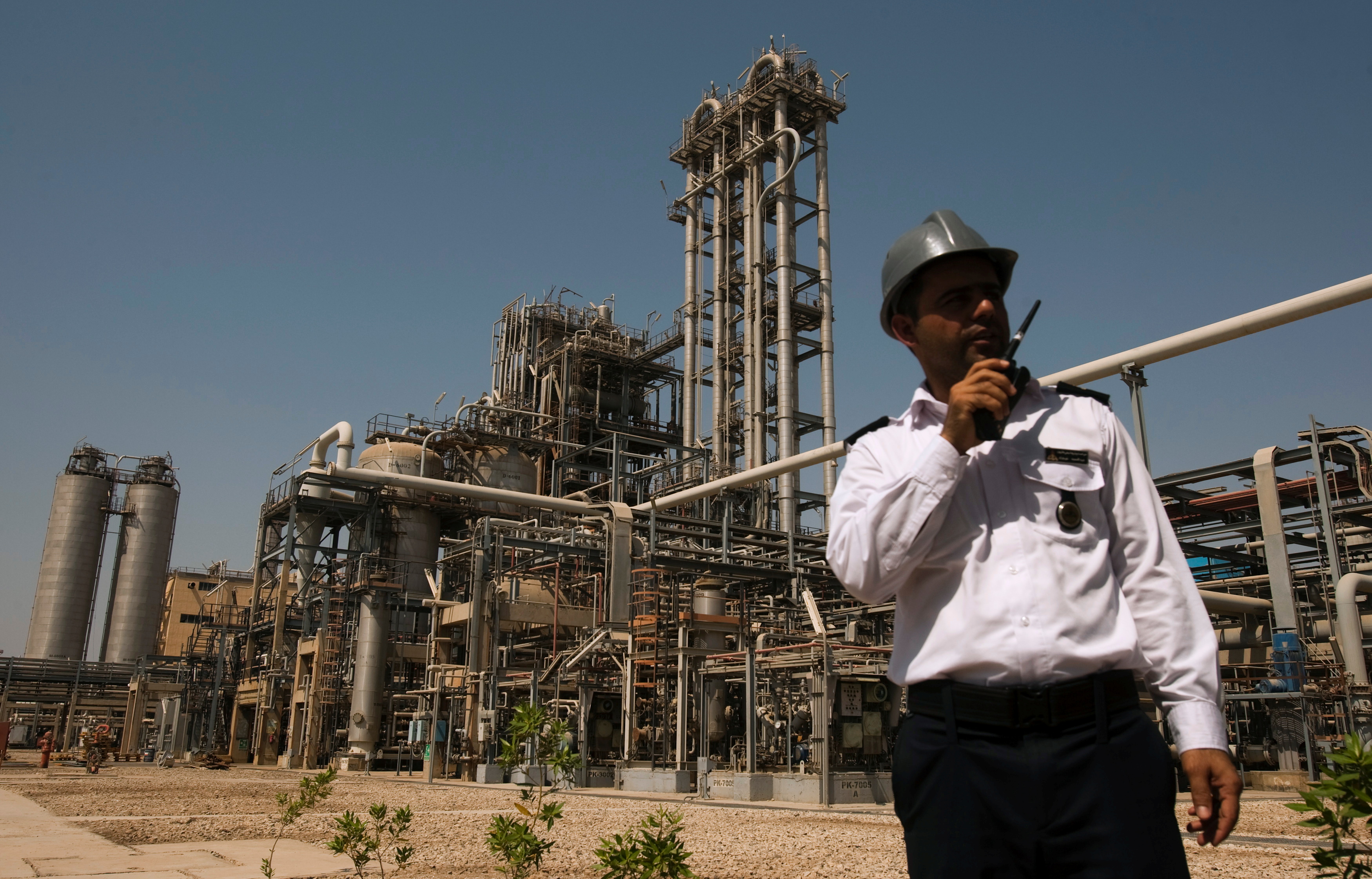 Una persona de seguridad frente a la planta petroquímica de Mahshahr, en la provincia de Khuzestan (Reuters)