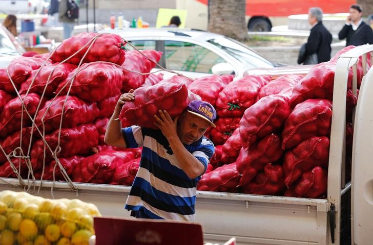 Imagen de archivo de un trabajador cargando un saco de papas en el mercado del puerto chileno de Valparaíso (REUTERS/Rodrigo Garrido)