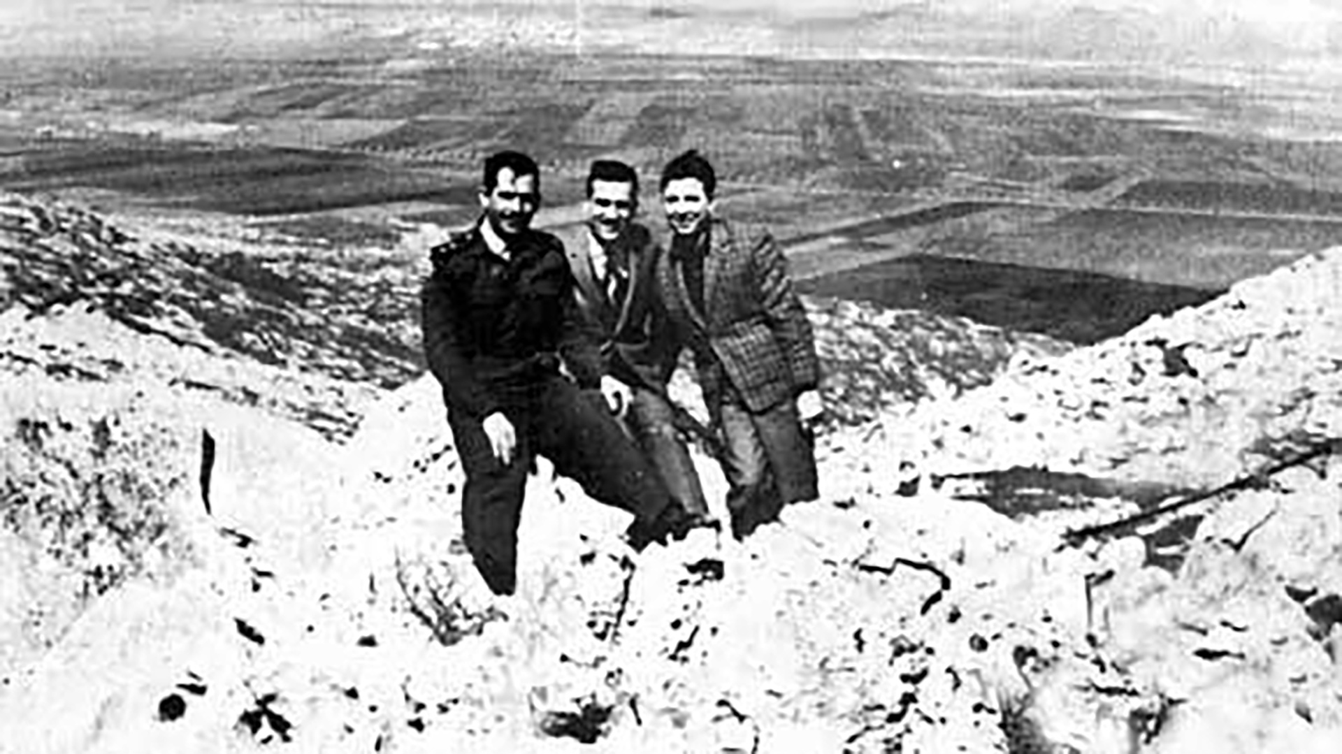 Cohen con dos amigos del ejército sirio. La imagen fue enviada a la central del Mossad. Se mostraban allí fortificaciones de Siria frente a Israel