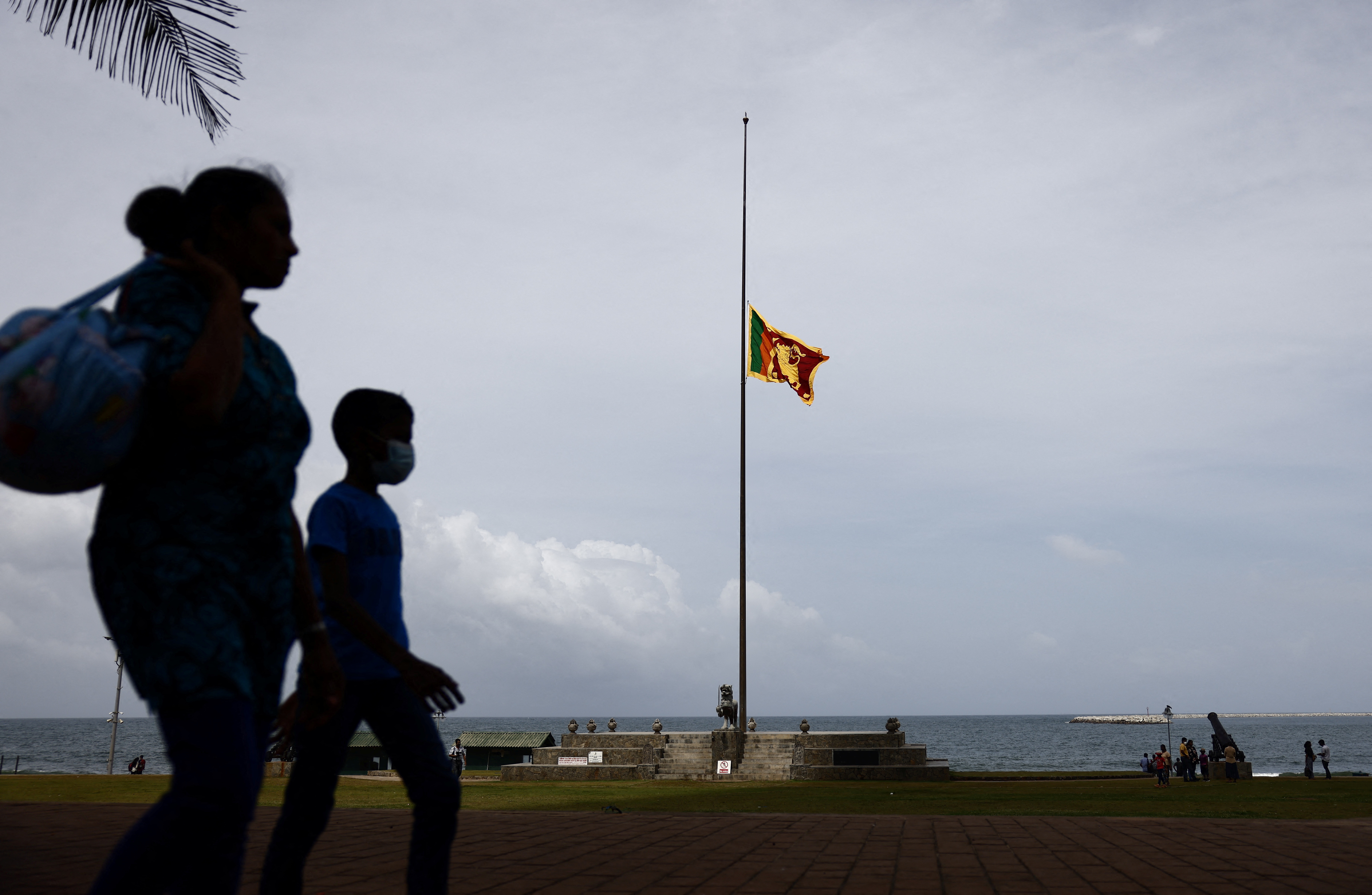 La bandera nacional de Sri Lanka ondea a media asta en la plaza de la bandera de Galle Face tras la muerte de la reina Isabel REUTERS/ Dinuka Liyanawatte