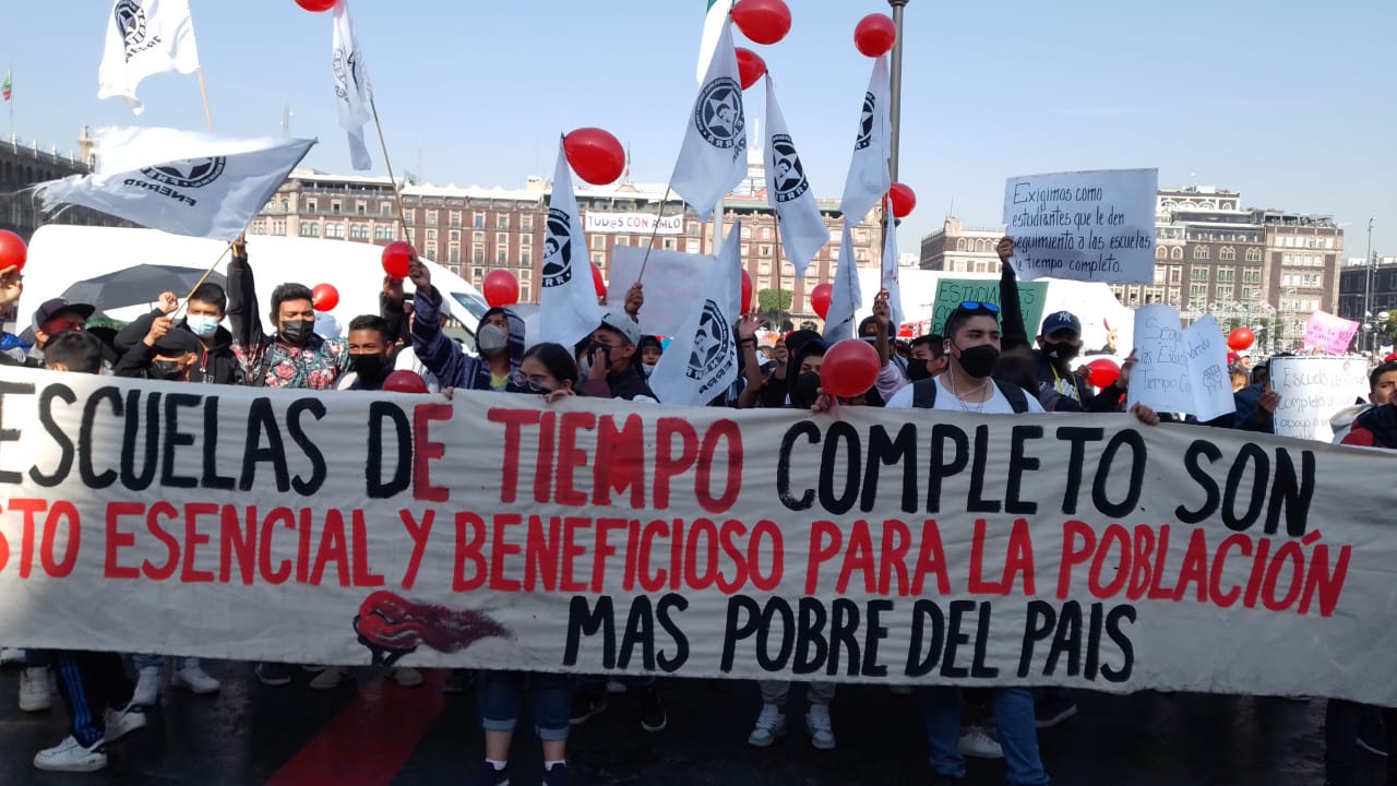 Manifestantes en el Zócalo de la CDMX (Foto: Twitter/NancyAv43826111)