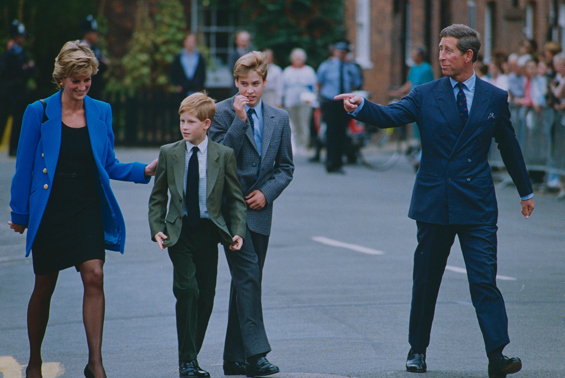 Carlos y Diana con los príncipes Harry y William en 1995 (Shutterstock)

