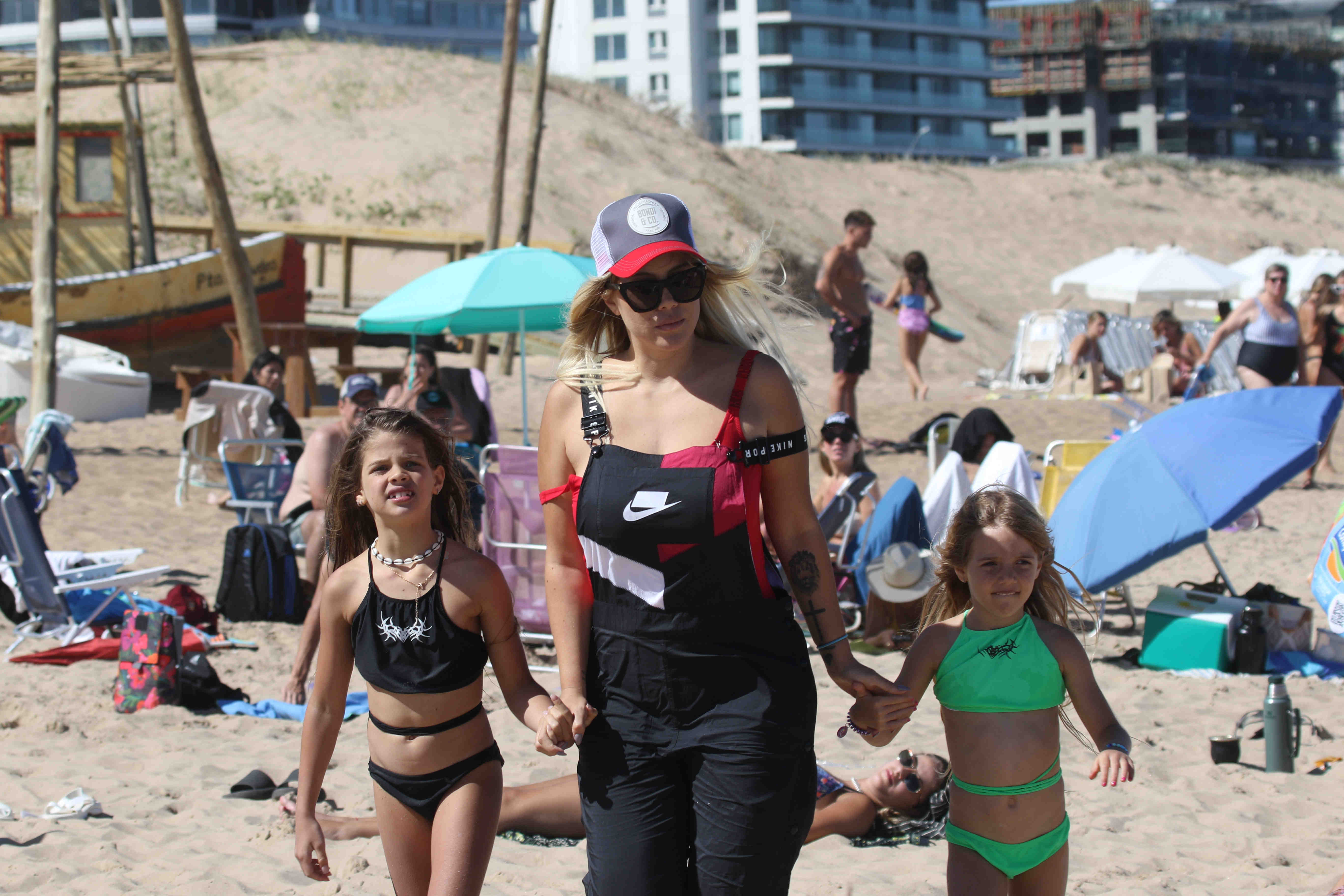 Las vacaciones de soltera de Wanda Nara en las playas de Punta del Este, acompañada por su hermana e hijos 