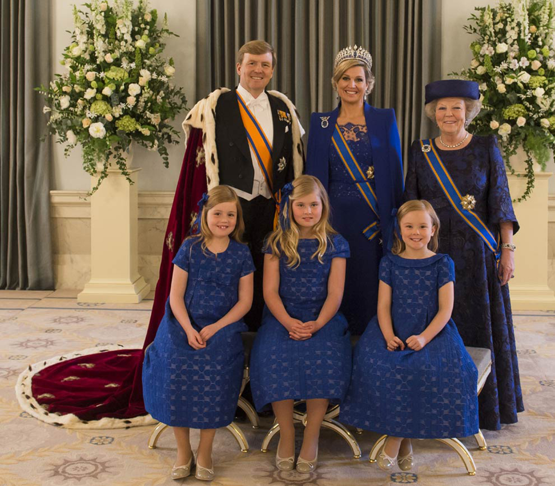 Tanto la reina Máxima como sus tres hijas lucieron unos delicados vestidos azules diseñados por el holandés Jan Taminiau, quien también es el favorito de Matilde de Bélgica