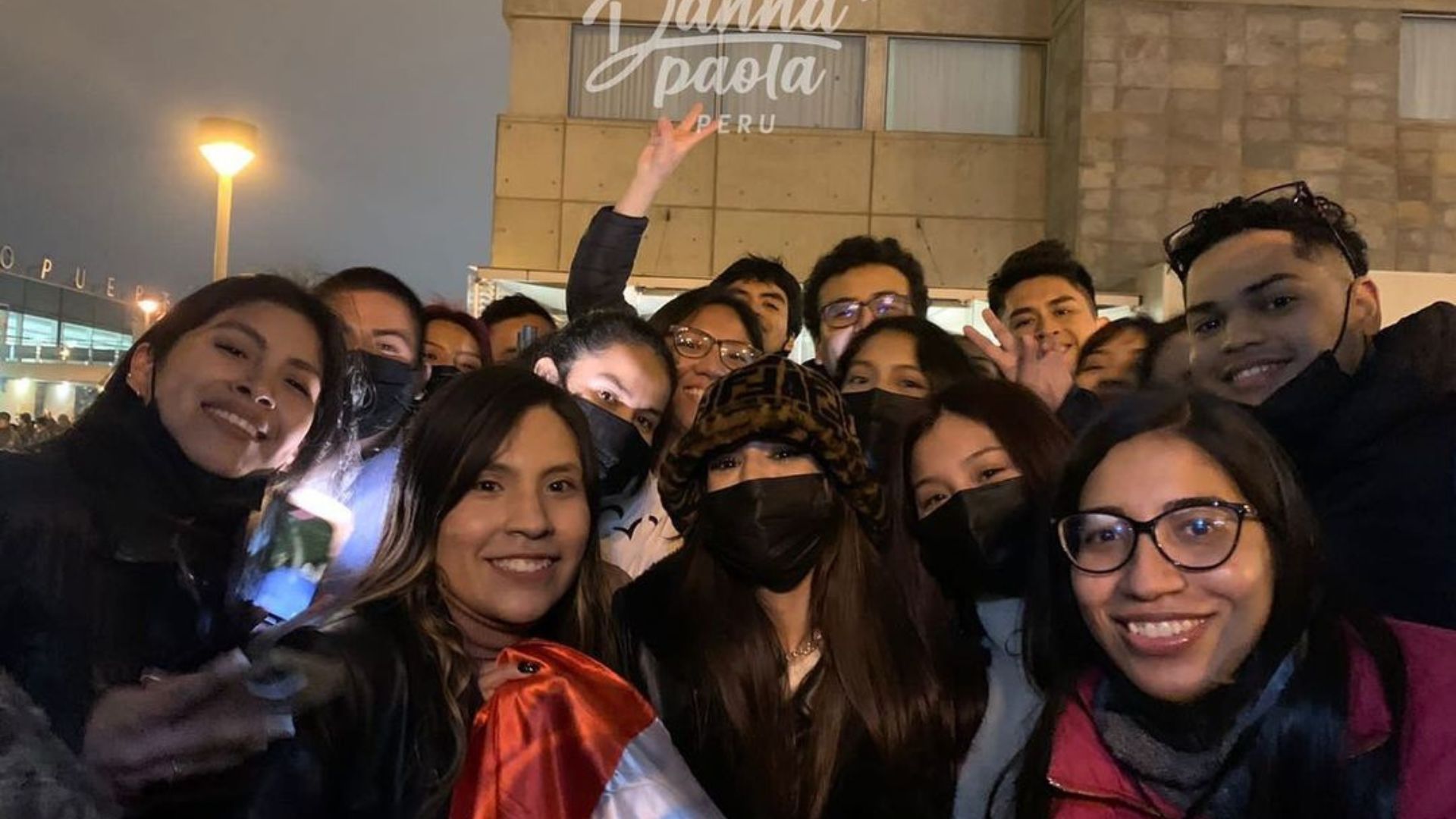 Danna Paola emocionó a fans peruanos con su llegada a Lima. (Instagram)