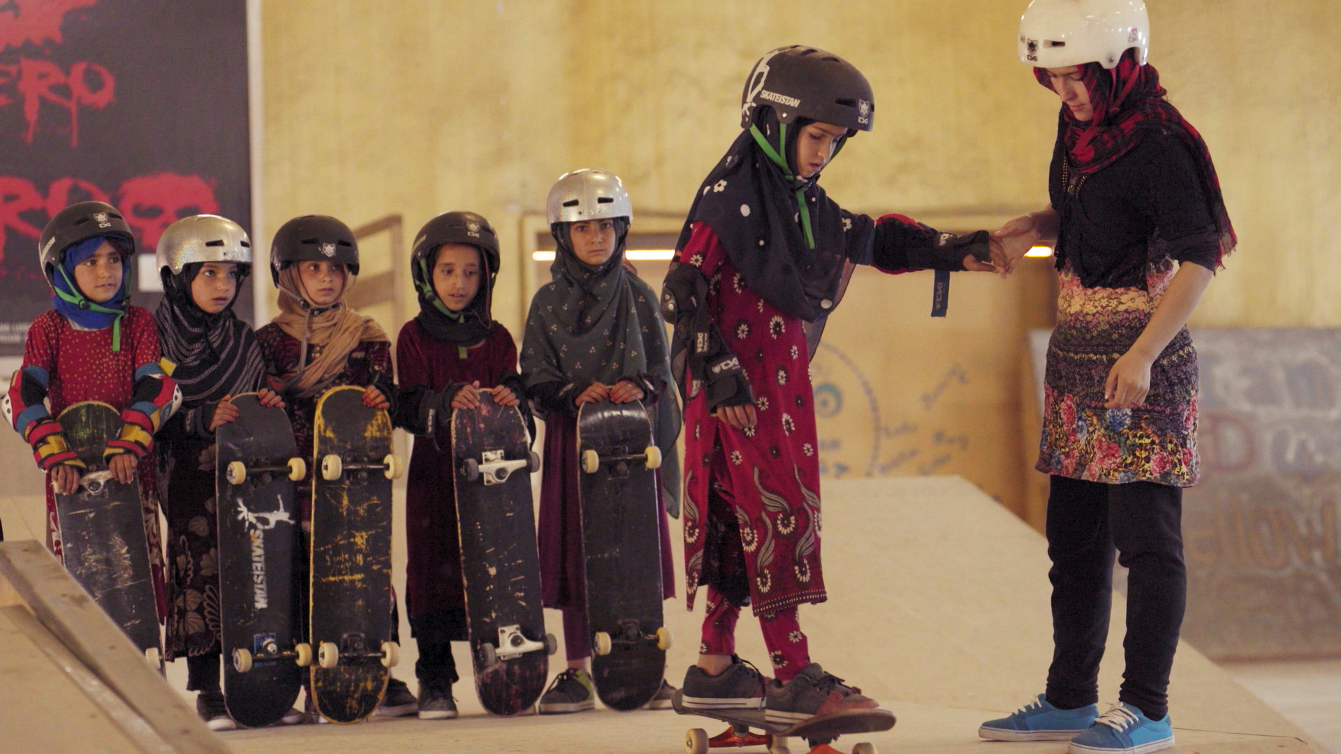 embrague moverse Pase para saber Hablamos con Carol Dysinger sobre su documental, ganador del Óscar, que  retrata a 'Skatetistan': esa nación donde montar patineta es más seguro que  ser mujer - Infobae