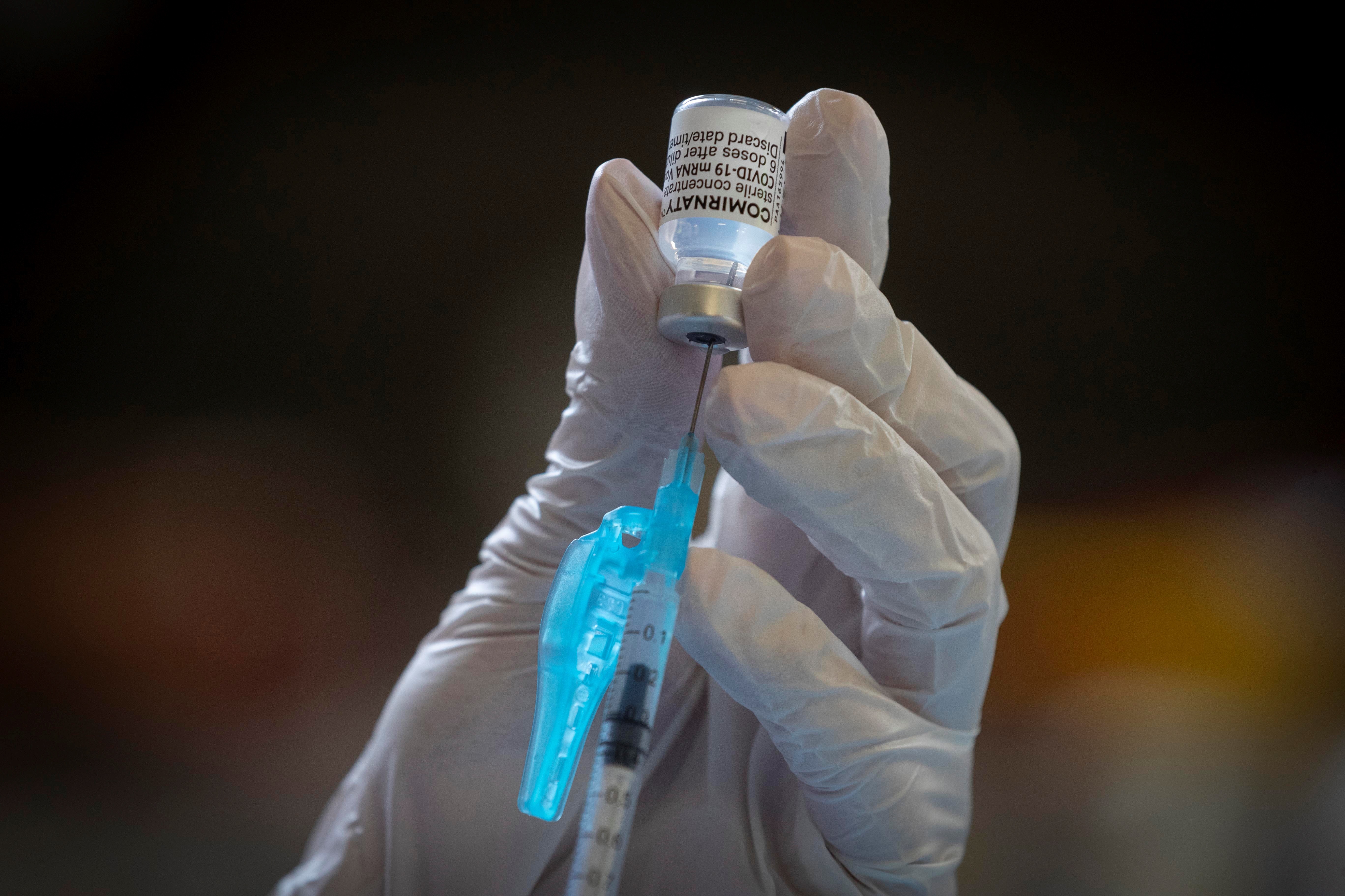 Una enfermera extrae una dosis de un vial de la vacuna contra la covid-19 de la farmacéutica Comirnaty-Pfizer-BioNTech. EFE/Marcial Guillén/Archivo
