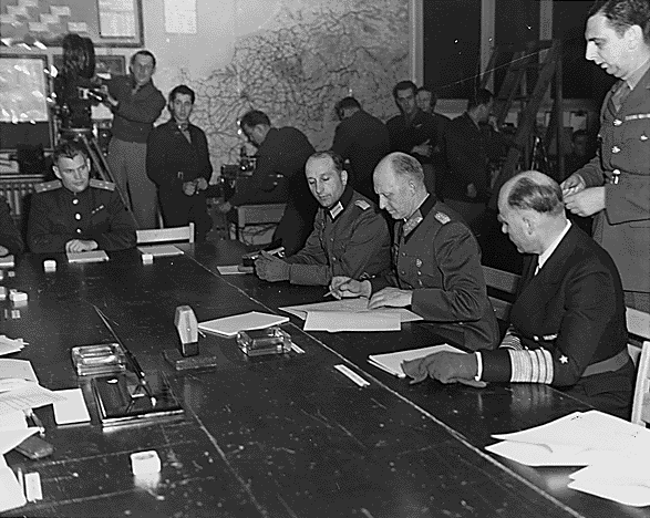 El general Alfred Jodl, comandante del Alto Mando de las Fuerzas Armadas de Alemania, firma la rendición incondicional el 7 de mayo de 1945 en Reims, Francia