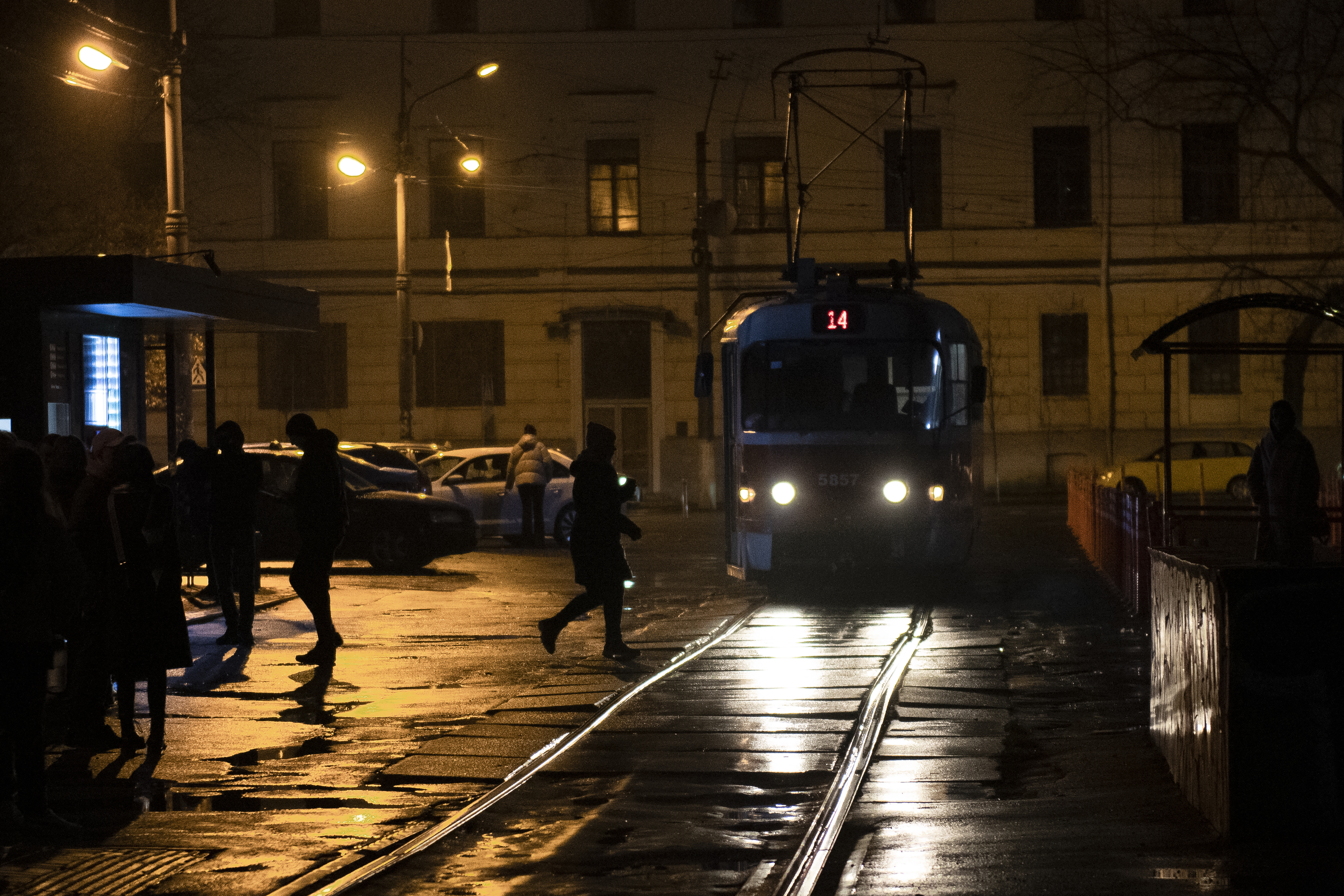 Un tranvía ilumina una calle sin luz de Kiev. (AP Foto/Andrew Kravchenko)