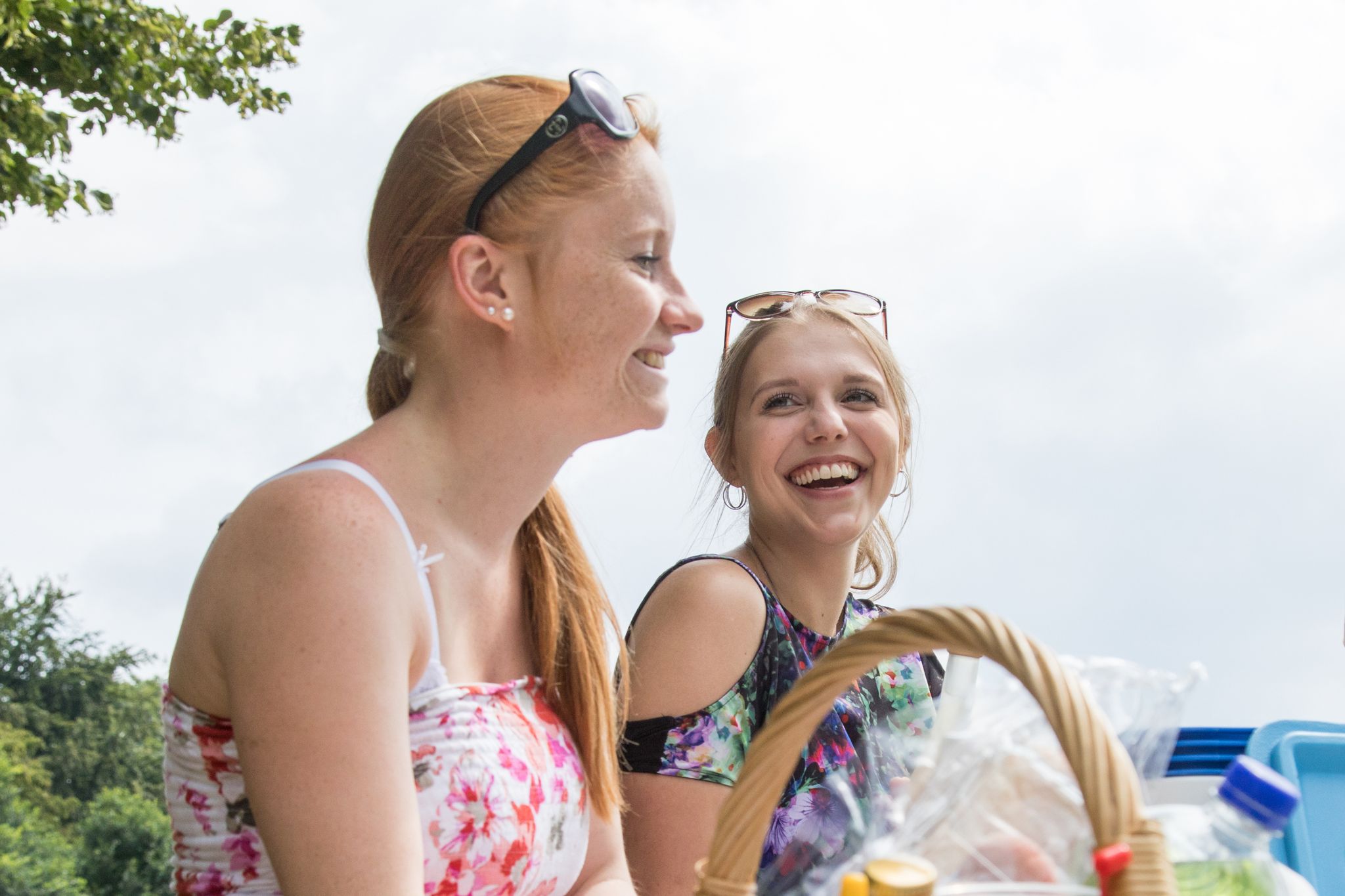 Reír ayuda a enfrentar aquello que genera tensión. El sarcasmo no es una forma adecuada porque podría herir las emociones de las otras personas. (Christin Klose/dpa)