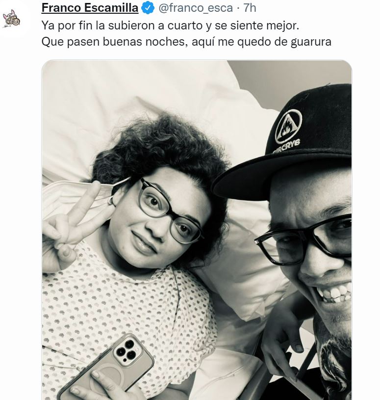 Tras lo ocurrido, el youtuber compartió esta fotografía junto a su esposa desde el hospital. (Captura: @franco_esca/Twitter)