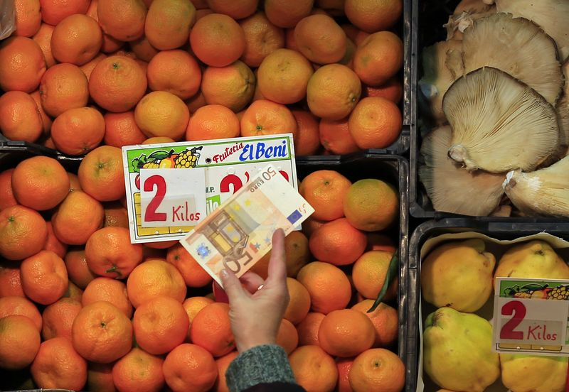 Una persona sostiene un billete de 50 euros en una tienda de comestibles en un mercado. REUTERS/Marcelo del Pozo