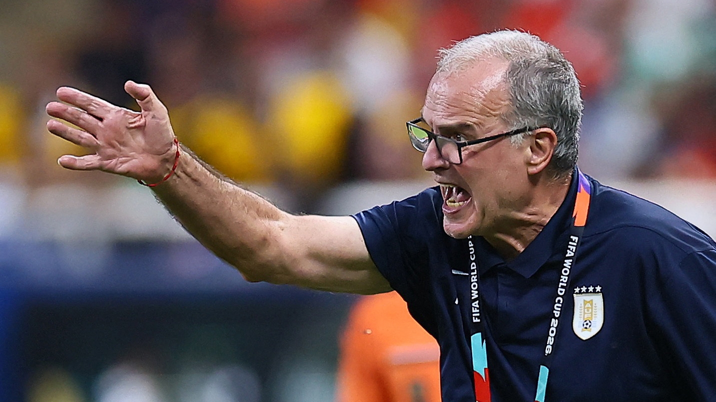 La llegada de Bielsa a Uruguay tras la eliminaci&oacute;n en el Mundial: la solitaria caminata y el jugador que lo respald&oacute;