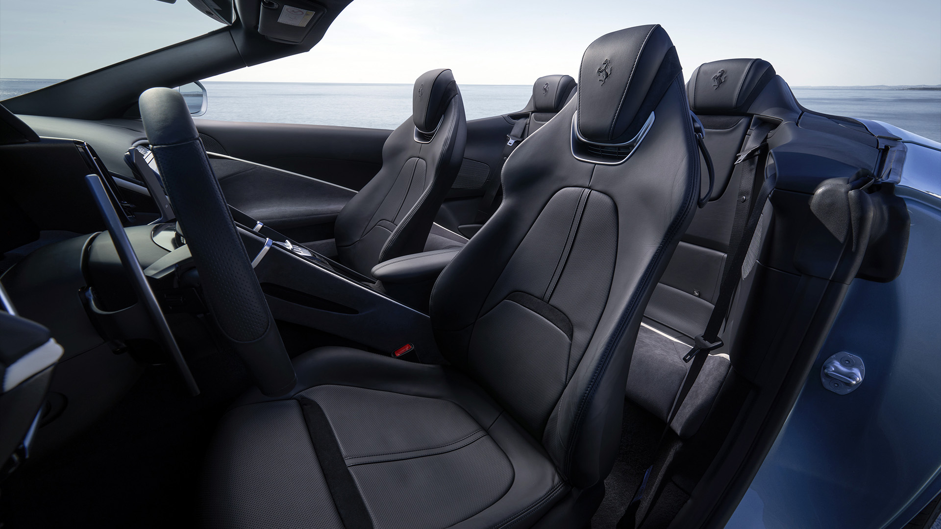 El interior adopta la configuración de 2+ plazas, pero cuando no hay ocupantes en los asientos traseros, el respaldo se gira y se coloca en la espalda de los delanteros, para generar una burbuja más confortable