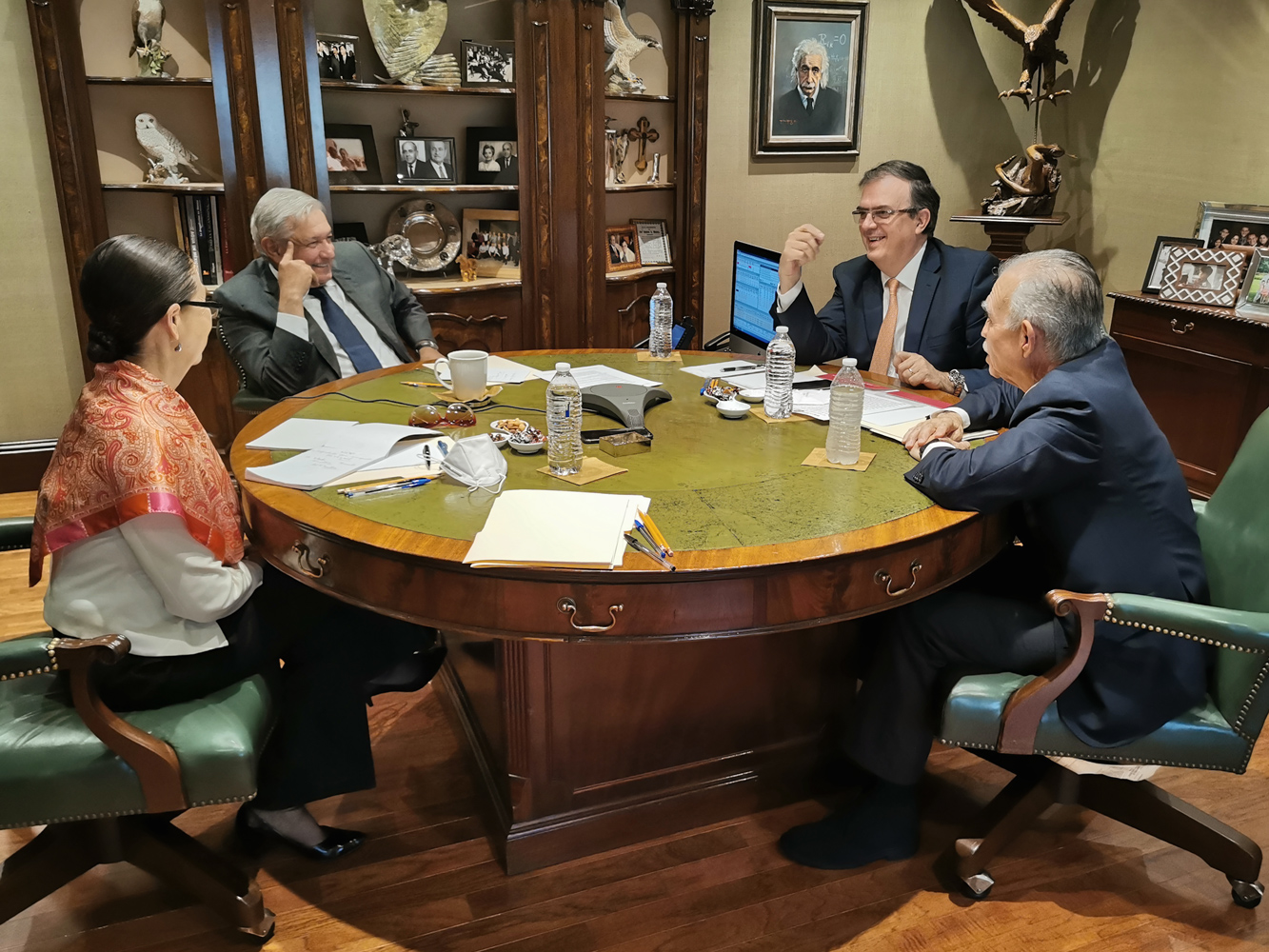 AMLO se comunicó con el presidente de EUU Joe Biden en presencia del empresario Alfonso Romo y miembros de su gabinete (Foto: Twitter@lopezobrador_)
