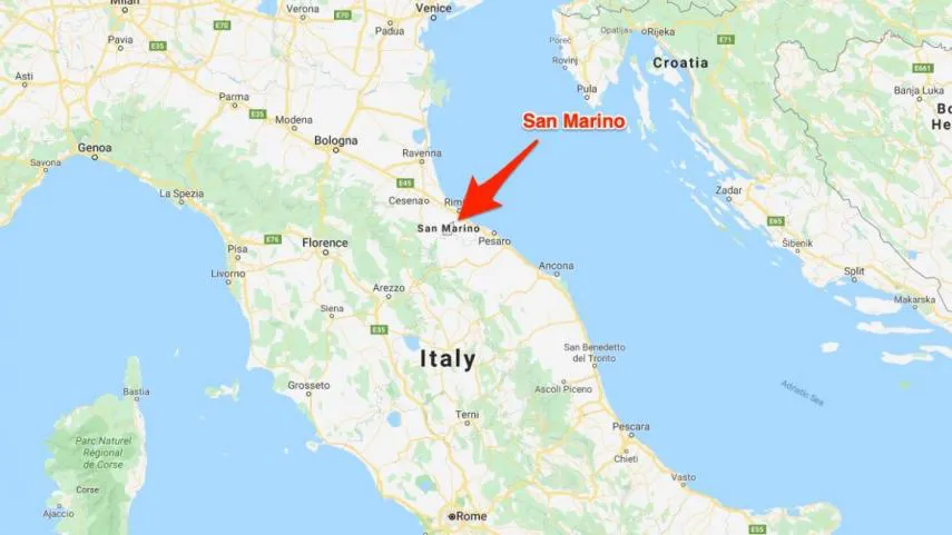 San Marino se ubica en el noreste de Italia, cerca de balneareo de Rímini, sobre el Monte Titano