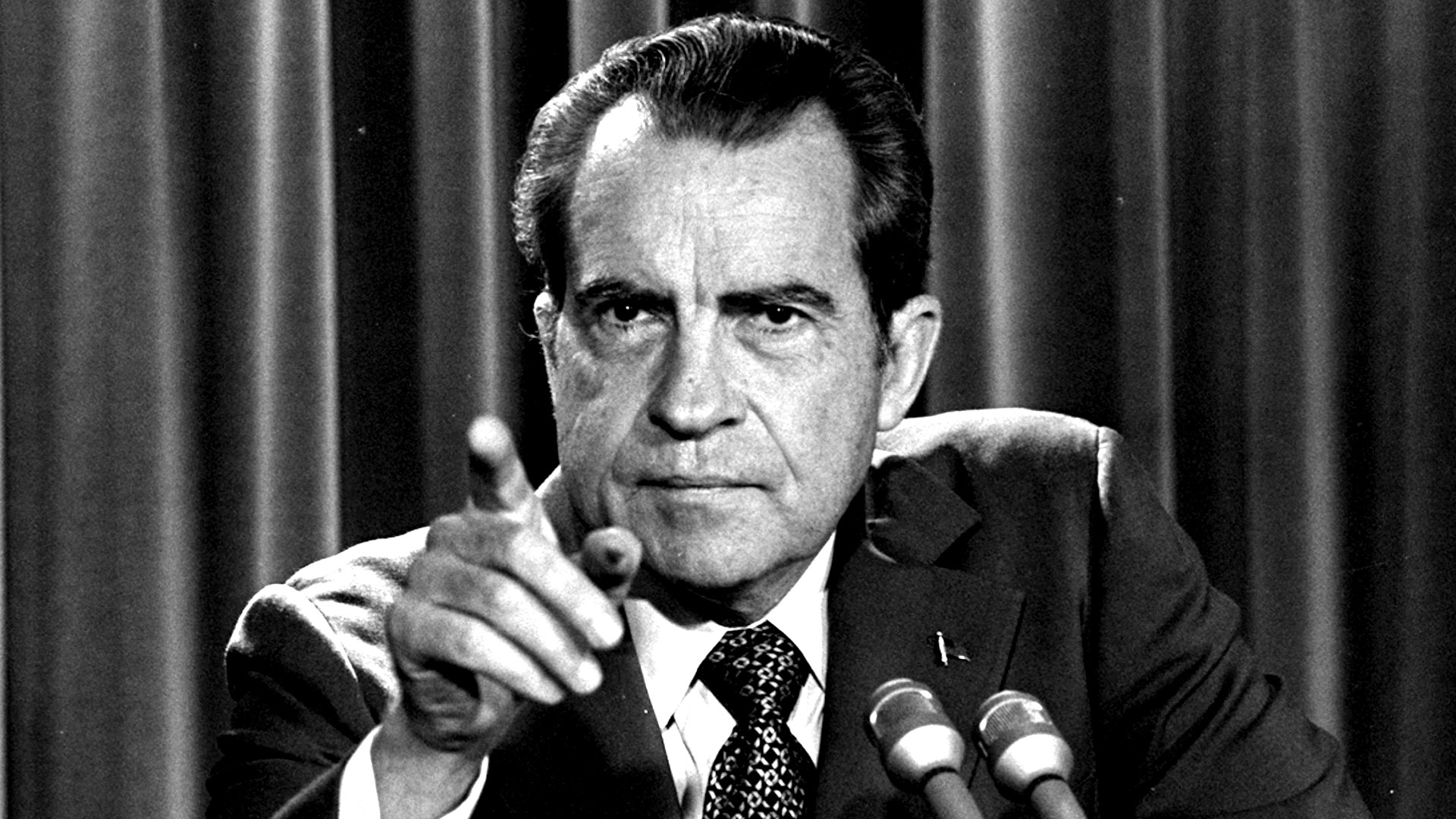 Richard Nixon resistió los embates del Watergate hasta que no pudo más y debió renunciar. El y parte de su equipo sabían que Felt, el segundo hombre de la CIA, era Garganta Profunda. 