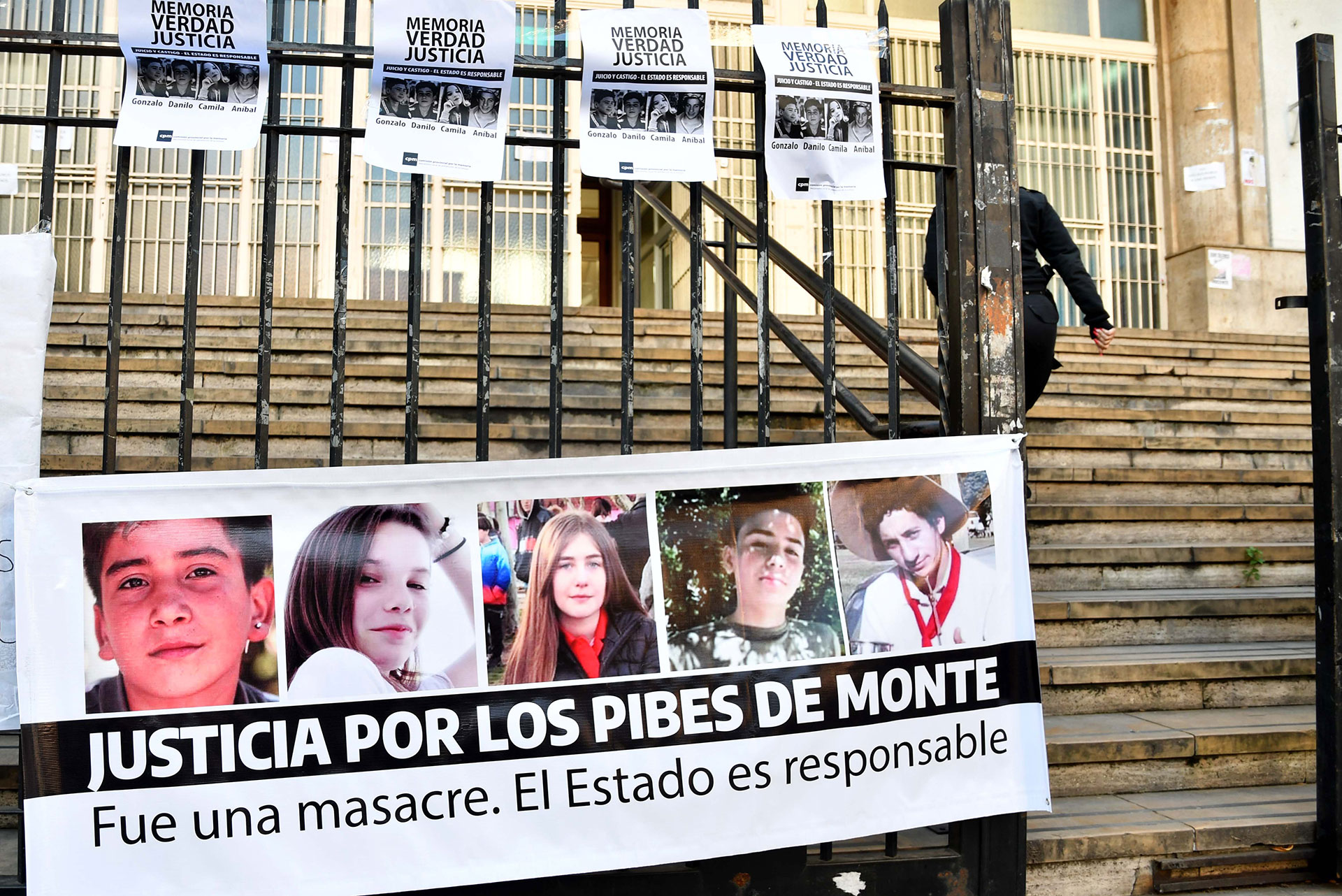 Carteles recordando a las víctimas en los Tribunales de La Plata (Télam)