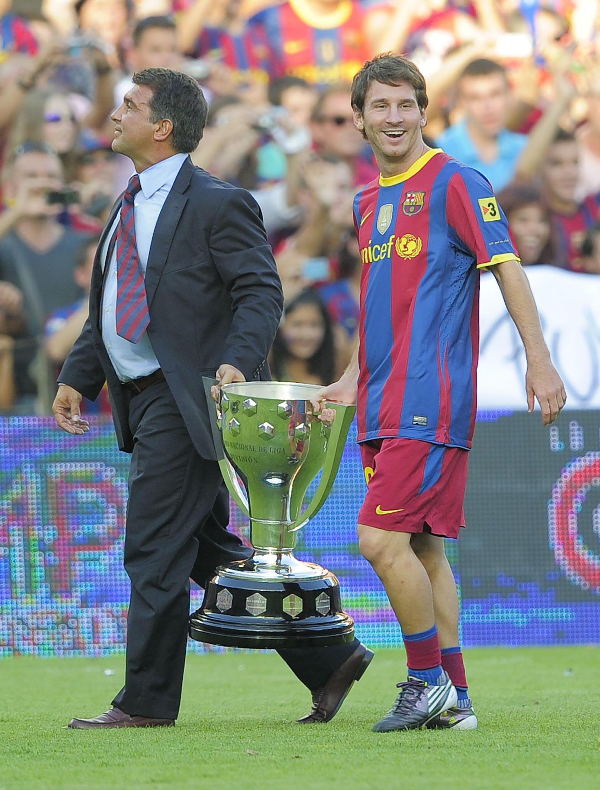 Lionel Messi y Laporta junto al Trofeo Joan Gamper, el 25 de agosto de 2010 (AFP PHOTO/ JOSEP LAGO)