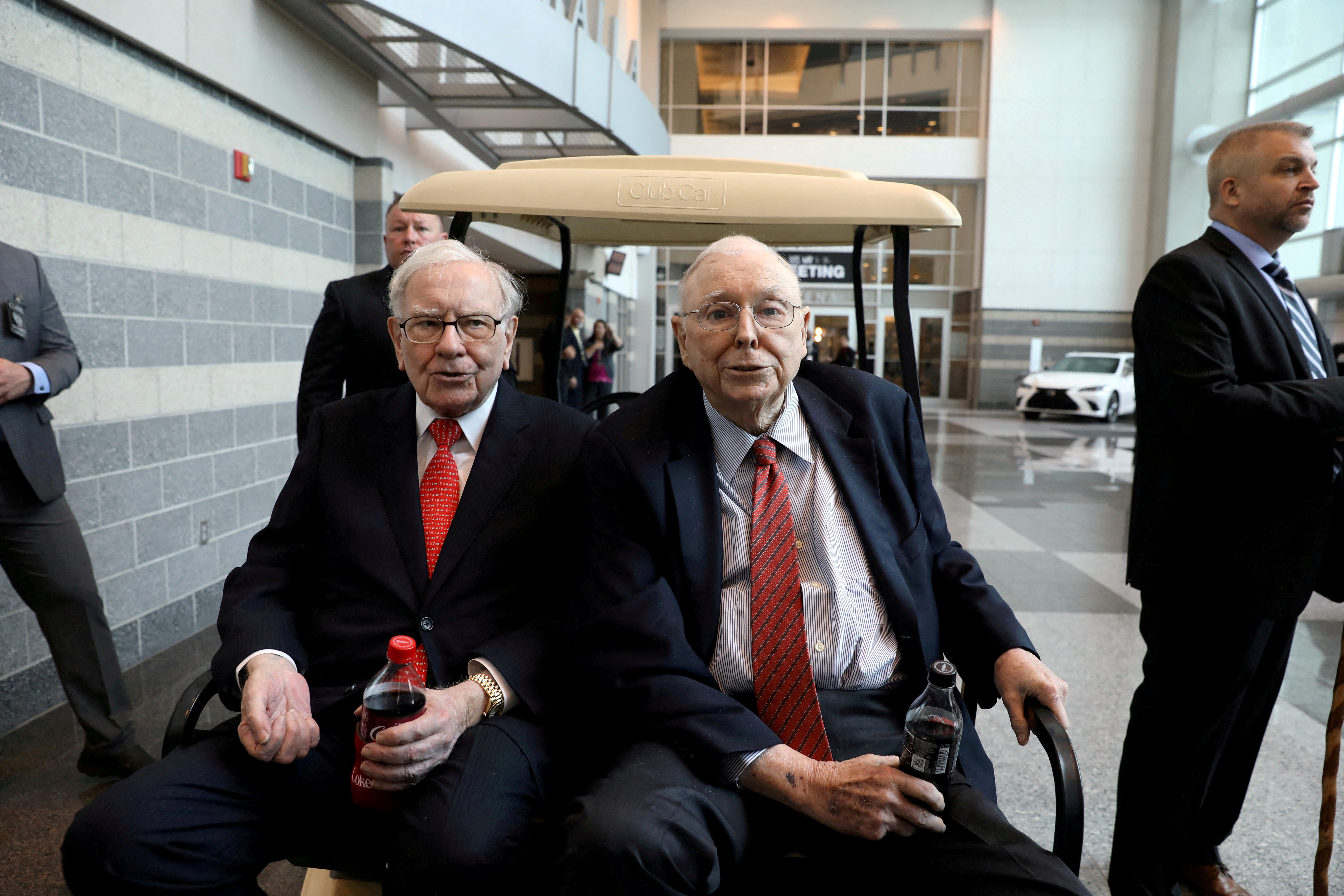 FOTO DE ARCHIVO: El presidente de Berkshire Hathaway, Warren Buffett (izquierda), y su vicepresidente Charlie Munger en el día de compras anual de los accionistas de Berkshire en Omaha, Nebraska, Estados Unidos, en 2019 (REUTERS)