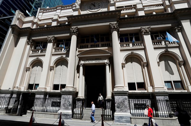El Banco Central elevó de 78% a 81% la tasa de interés de los plazos fijos. REUTERS
