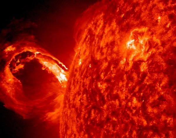 Una llamarada conocida por los expertos como “eyección de masa coronal” (CME, por sus siglas en inglés) fue observada por los astrónomos el sábado en el lado del sol que da sobre la Tierra (NASA/SDO)
