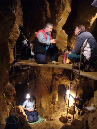 Svante Pääbo con otros investigadores en la cueva El Sidrón en Asturias, España, donde se han encontrado Neandertales/ Equipo de investigación El Sidrón