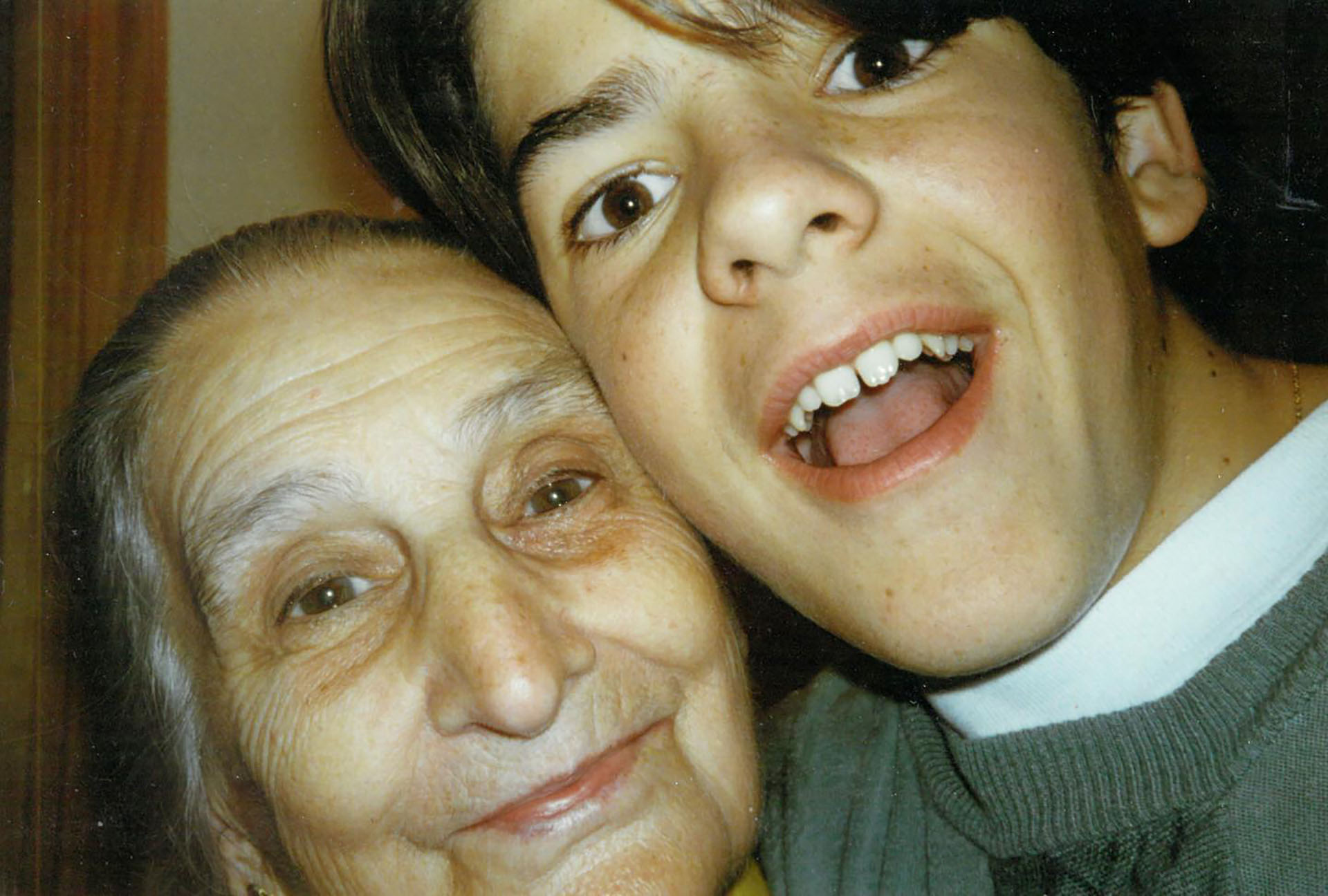 Miguel Ángel y su abuela Tata, cuando el actor era pequeño y estaba a su cuidado (Foto: @miguelamunoz)