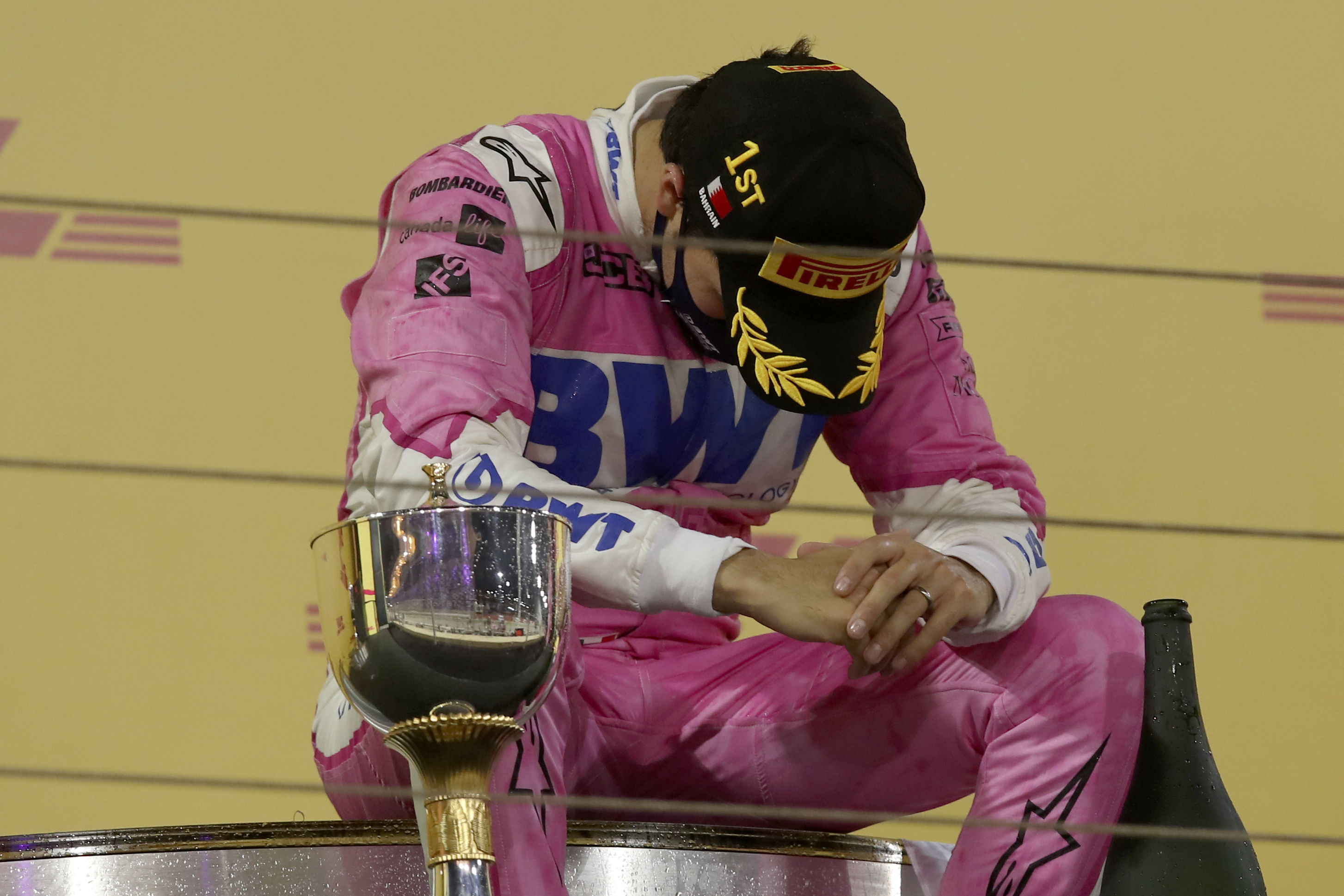 El piloto de Racing Point Sergio Pérez de México celebra su victoria en el Gran Premio de Fórmula 1 de Sakhir, Baréin el domingo 6 de diciembre de 2020.