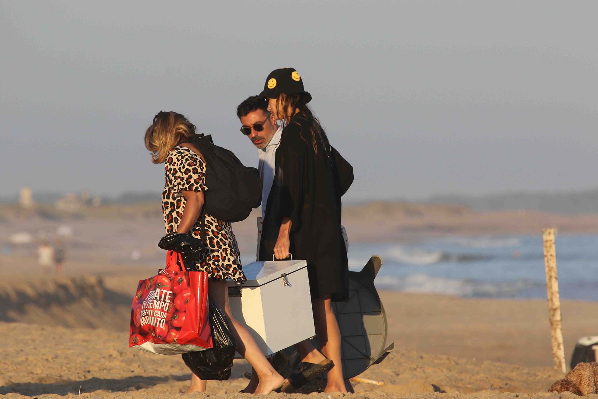 Heladerita, mesa y más: Lavezzi y sus amigos llevaron de todo a la playa (RS Fotos)