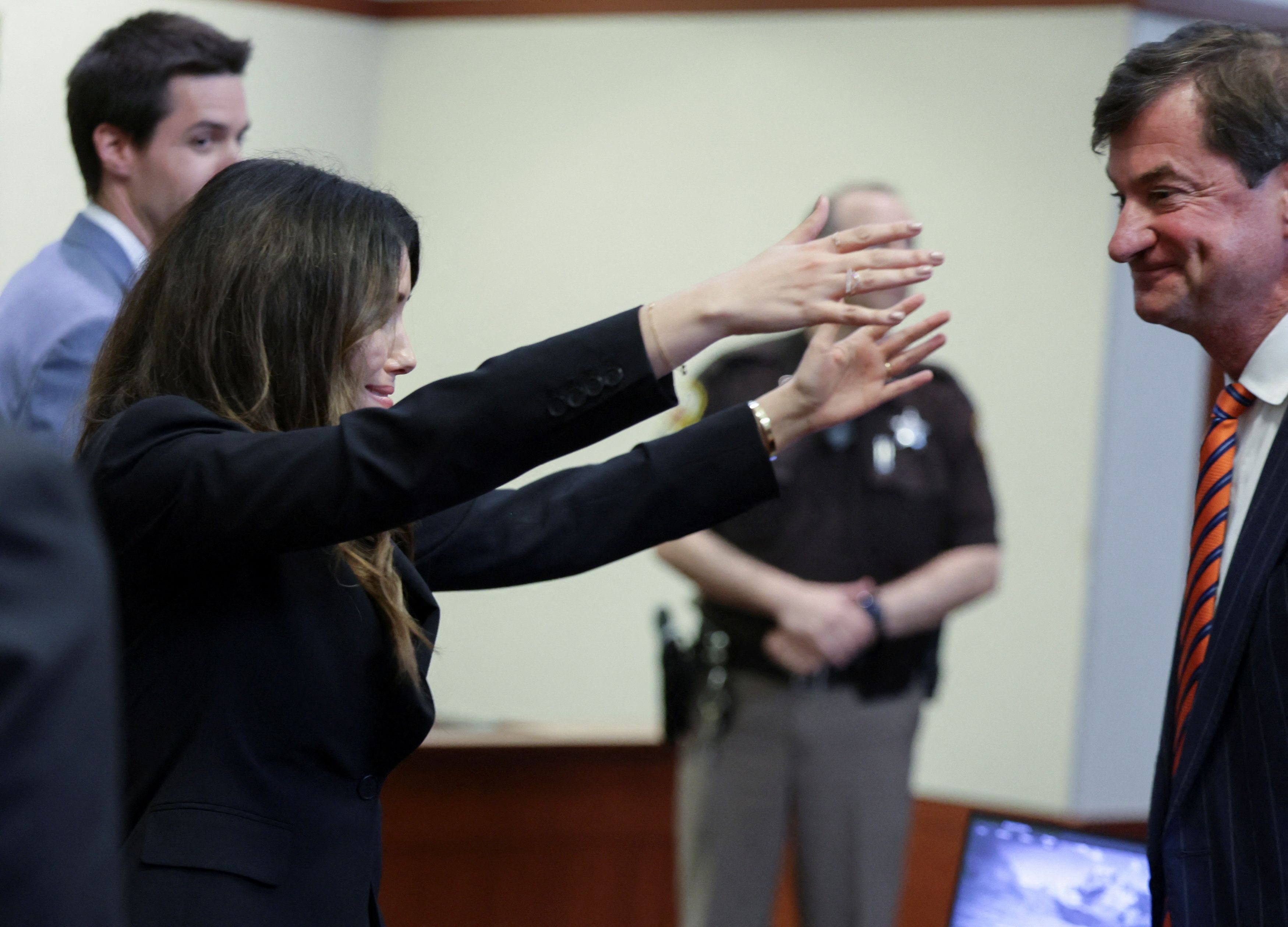 La abogada de Johnny Depp Camille Vasquez celebrando la sentencia (REUTERS/Evelyn Hockstein/Pool)