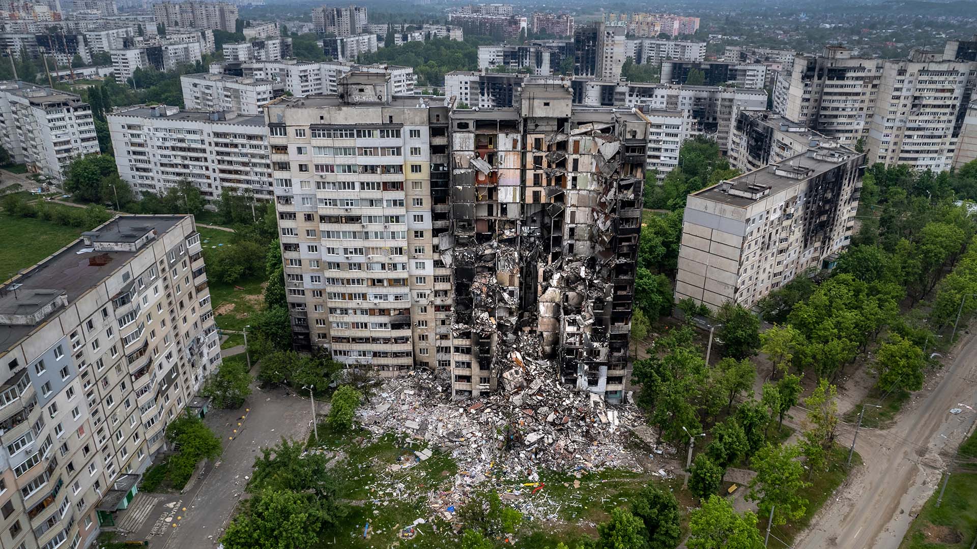 Una vista aérea de edificios de apartamentos atacados por las fuerzas rusas en un antiguo barrio de Kharkiv