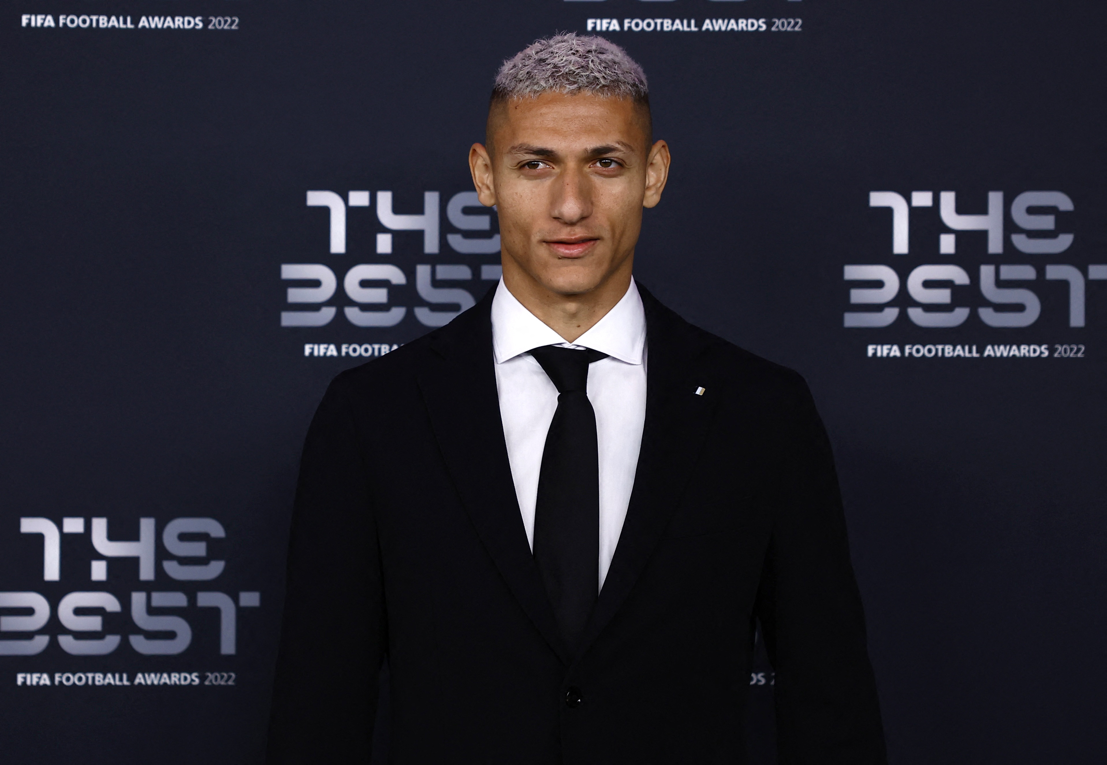 El brasileño Richarlison eligió el color negro clásico para su look que consistió en un traje y en una camisa blanca para resaltar /REUTERS/Sarah Meyssonnier