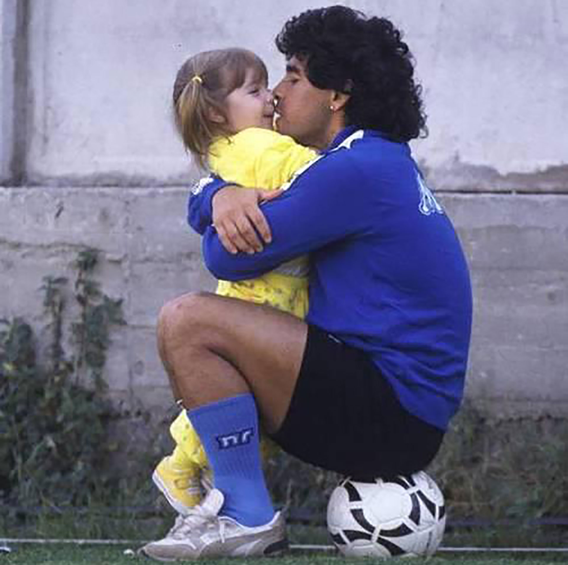 La tierna postal de la infancia de Dalma Maradona junto a su padre, que la actriz compartió en sus redes un tiempo atrás