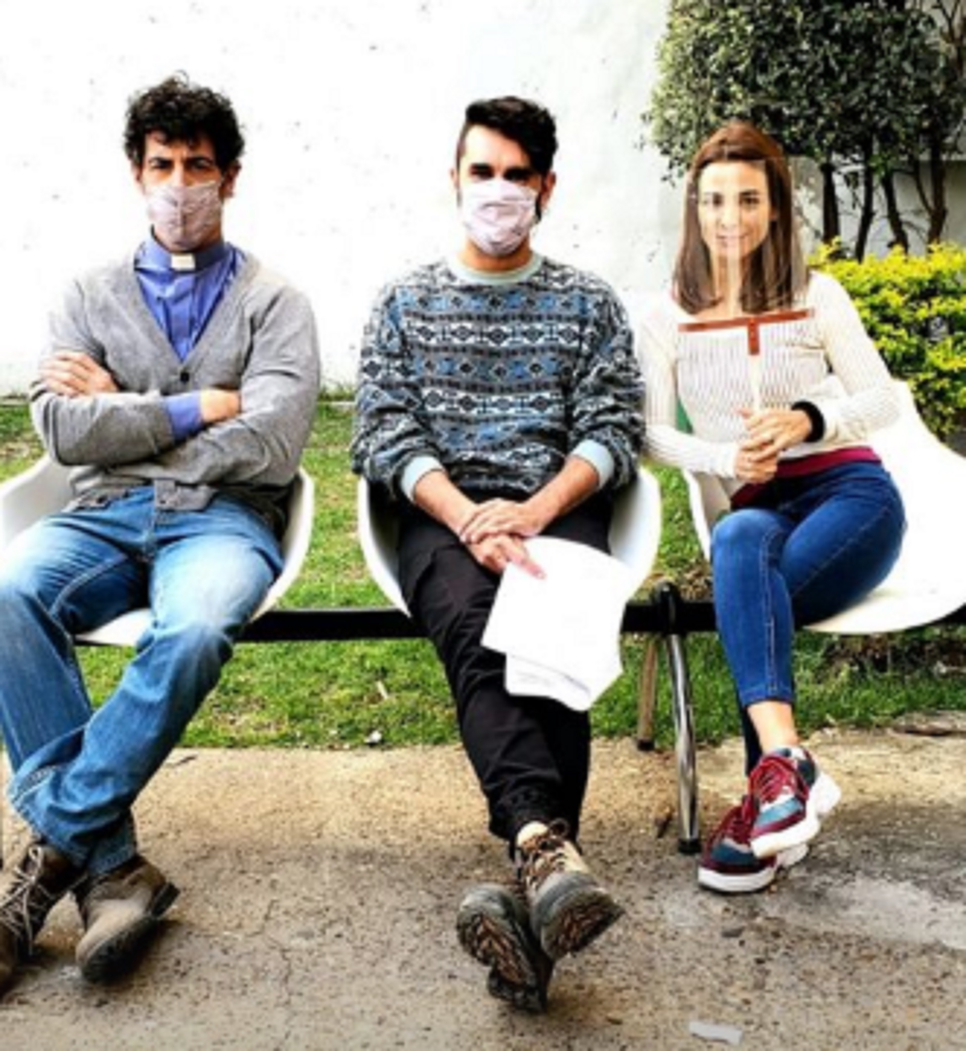 Esteban Lamothe, Gonzalo Heredia y Agustina Cherri, esperando para grabar, cumpliendo con los protocolos sanitarios