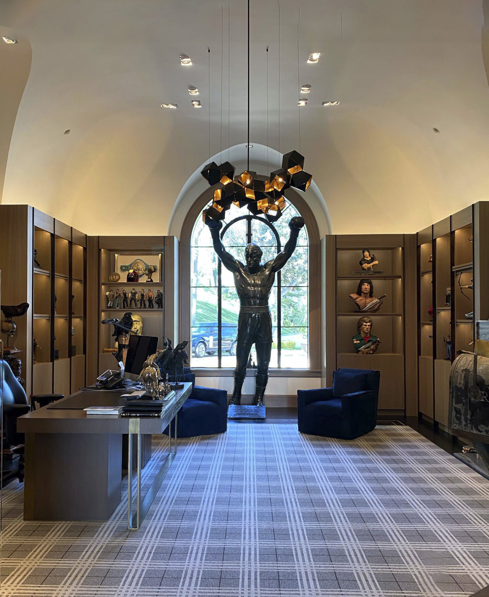 La estatua de Sylvester Stallone en una de las habitaciones de su mansión que vende por USD 130 millones (The Grosby Group)