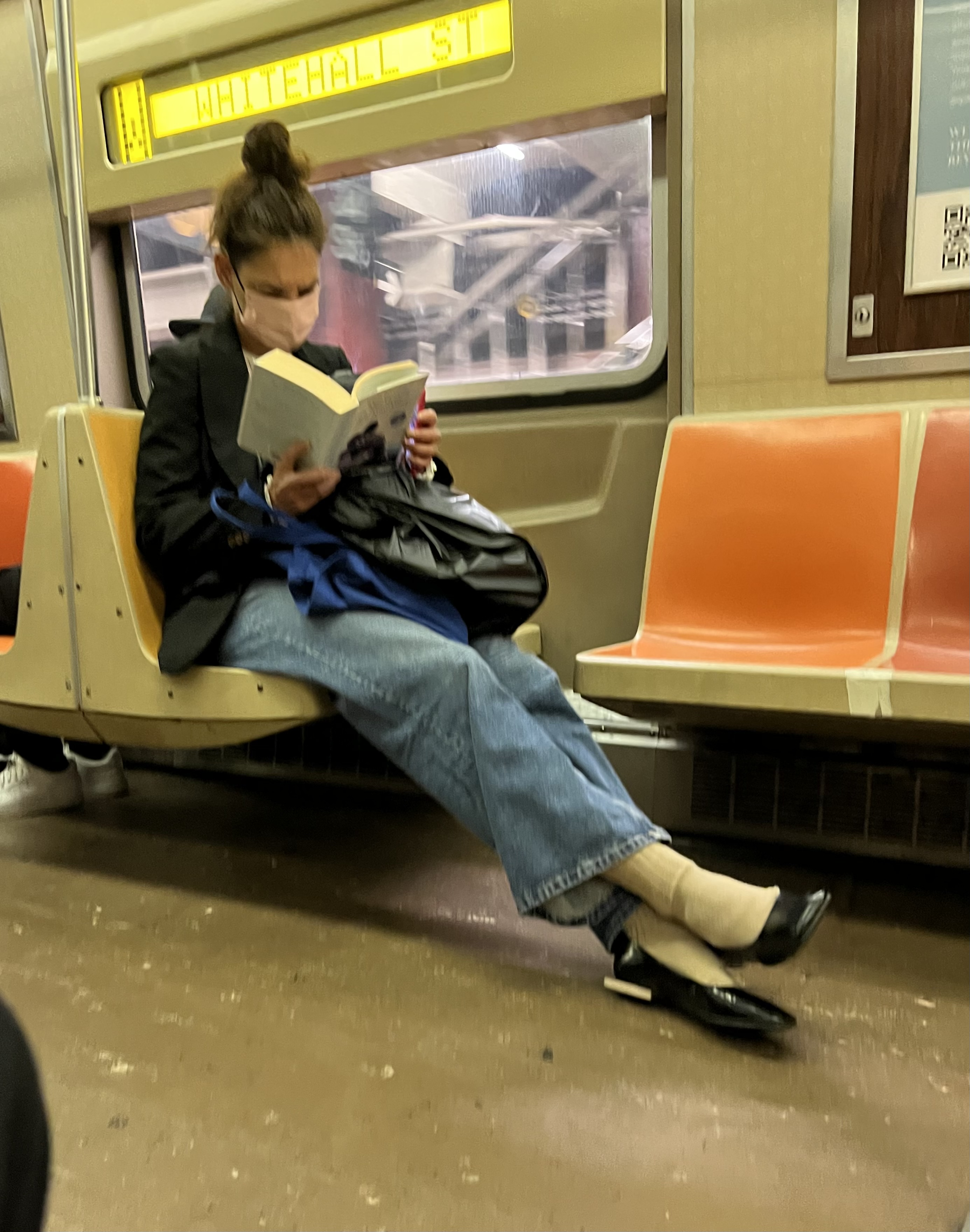 Katie Holmes viaja en el metro de Nueva York. La actriz prefirió evitar el tránsito de la ciudad y se escapó de los curiosos camuflada con su barbijo y leyendo un libro 