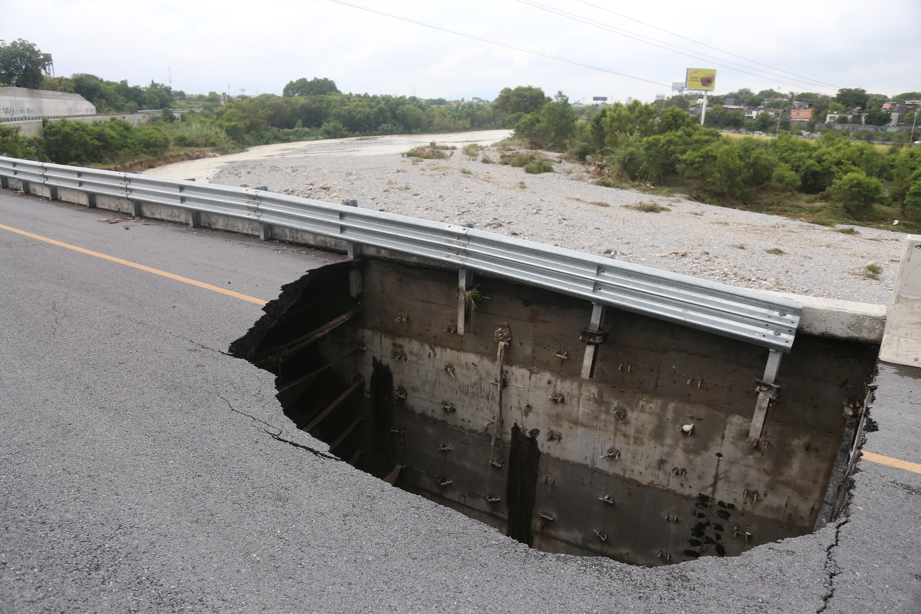 Vista de un agujero en la avenida Morones Prieto, cerca del río Santa Catarina, en Monterrey, México, el 27 de julio de 2020.