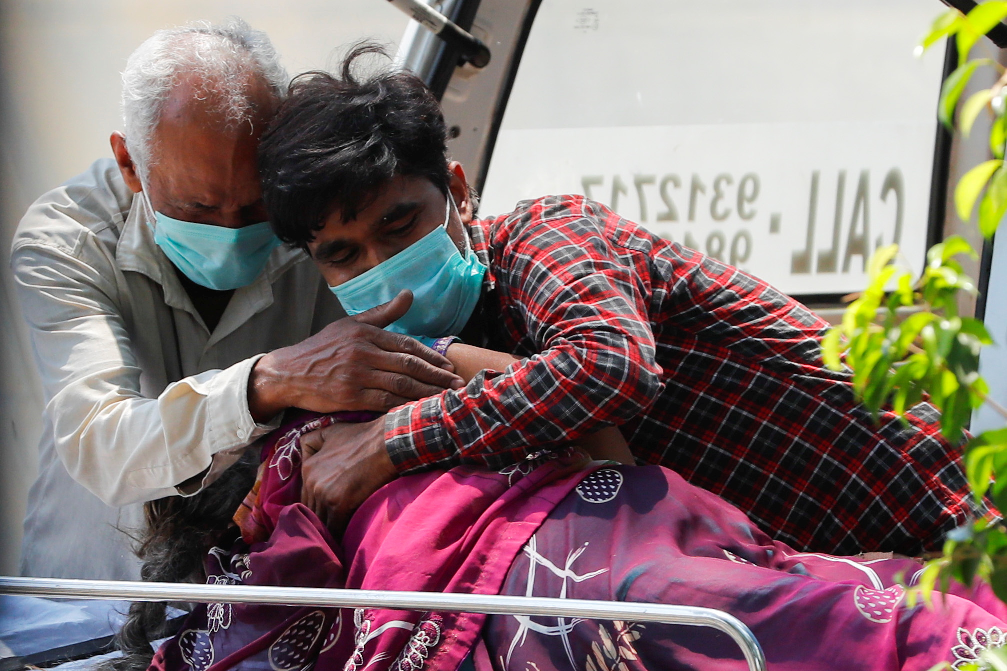 Familiares lloran sobre el cuerpo de una mujer que murió a causa de la enfermedad del coronavirus en las afueras del Hospital Lok Nayak Jai Prakash Narayan (LNJP), una de las instalaciones más grandes de India solo para pacientes con COVID-19, en Nueva Delhi (Reuters)