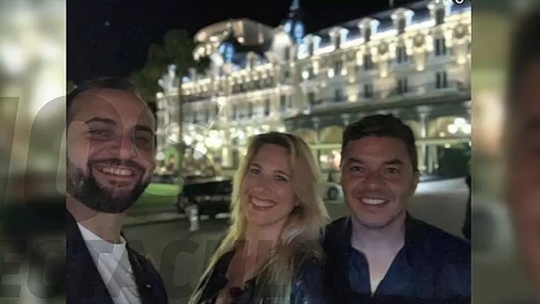 Alina Moine y Marcelo Gallardo de vacaciones en Mónaco junto a un amigo del entrenador