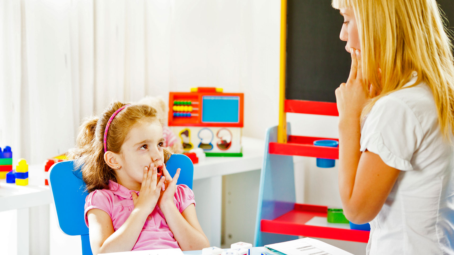 Una vez que el terapeuta del habla y el lenguaje hace una evaluación exhaustiva, se puede tomar una decisión acerca de cuál es el mejor método de tratamiento. Existen varios métodos diferentes para tratar a los niños y a los adultos que tartamudean  (Getty)