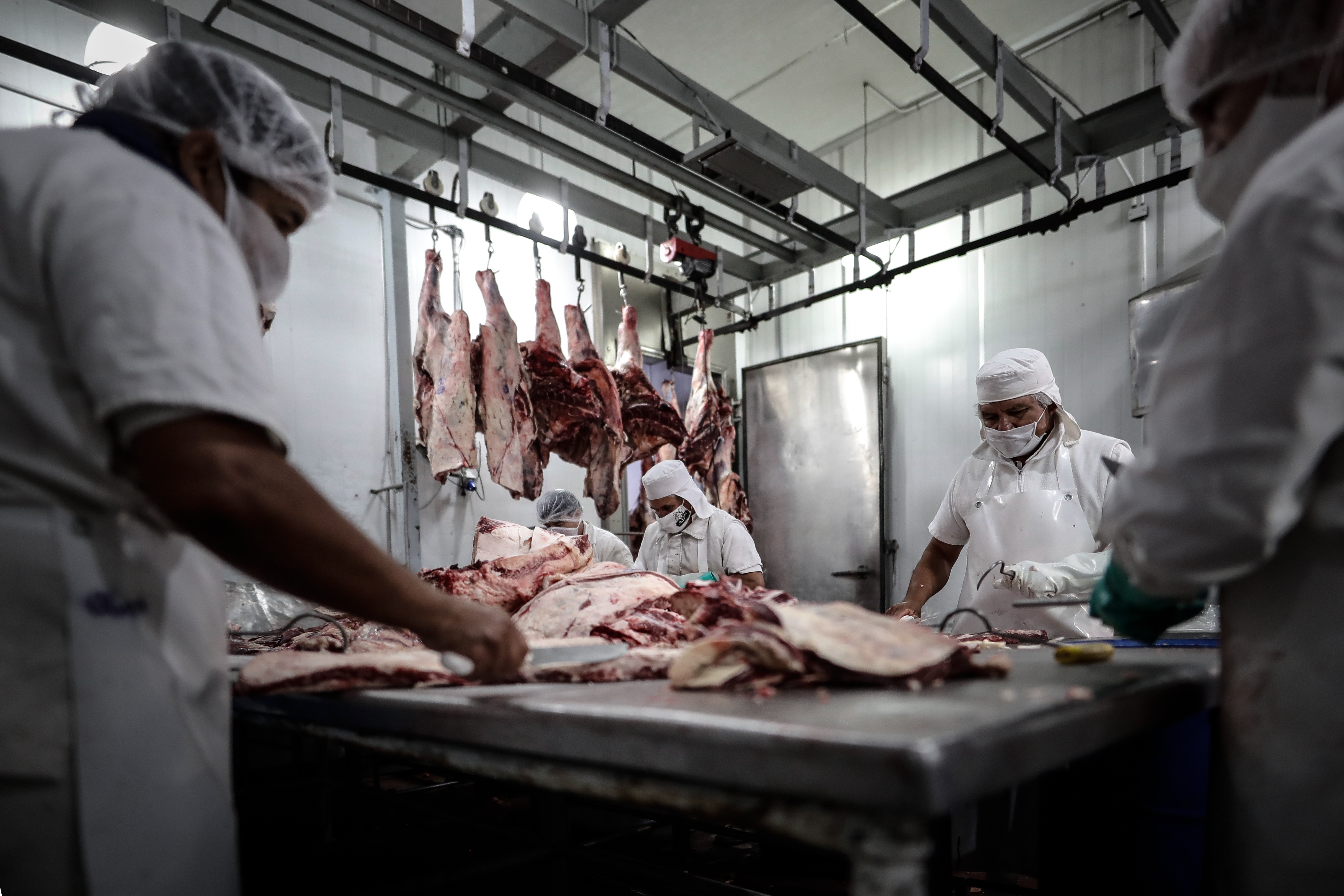 Desde la producción siguen reclamando la eliminación de las restricciones para exportar carne vacuna. (EFE/ Juan Ignacio Roncoroni/Archivo)
