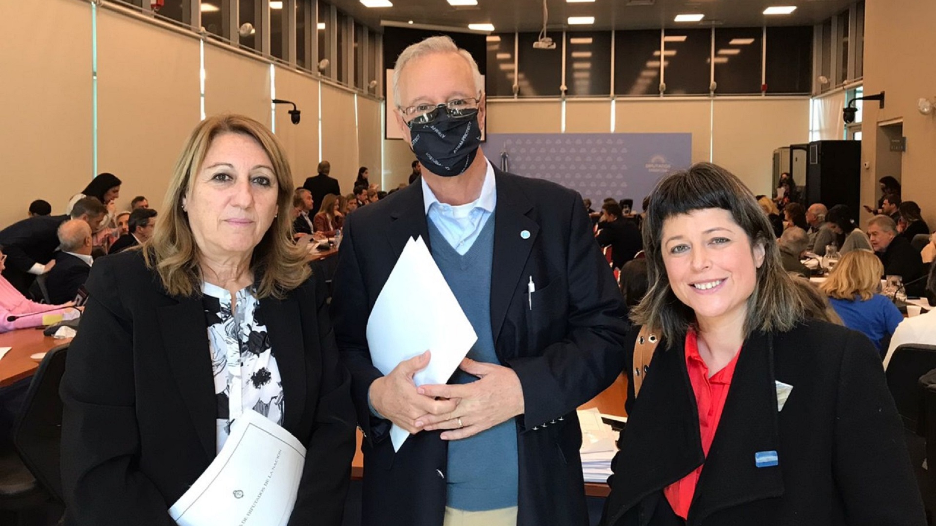 Mónica Fein, presidenta de la comisión de Salud, junto a Daniel Gollan y  Carolina Gaillard