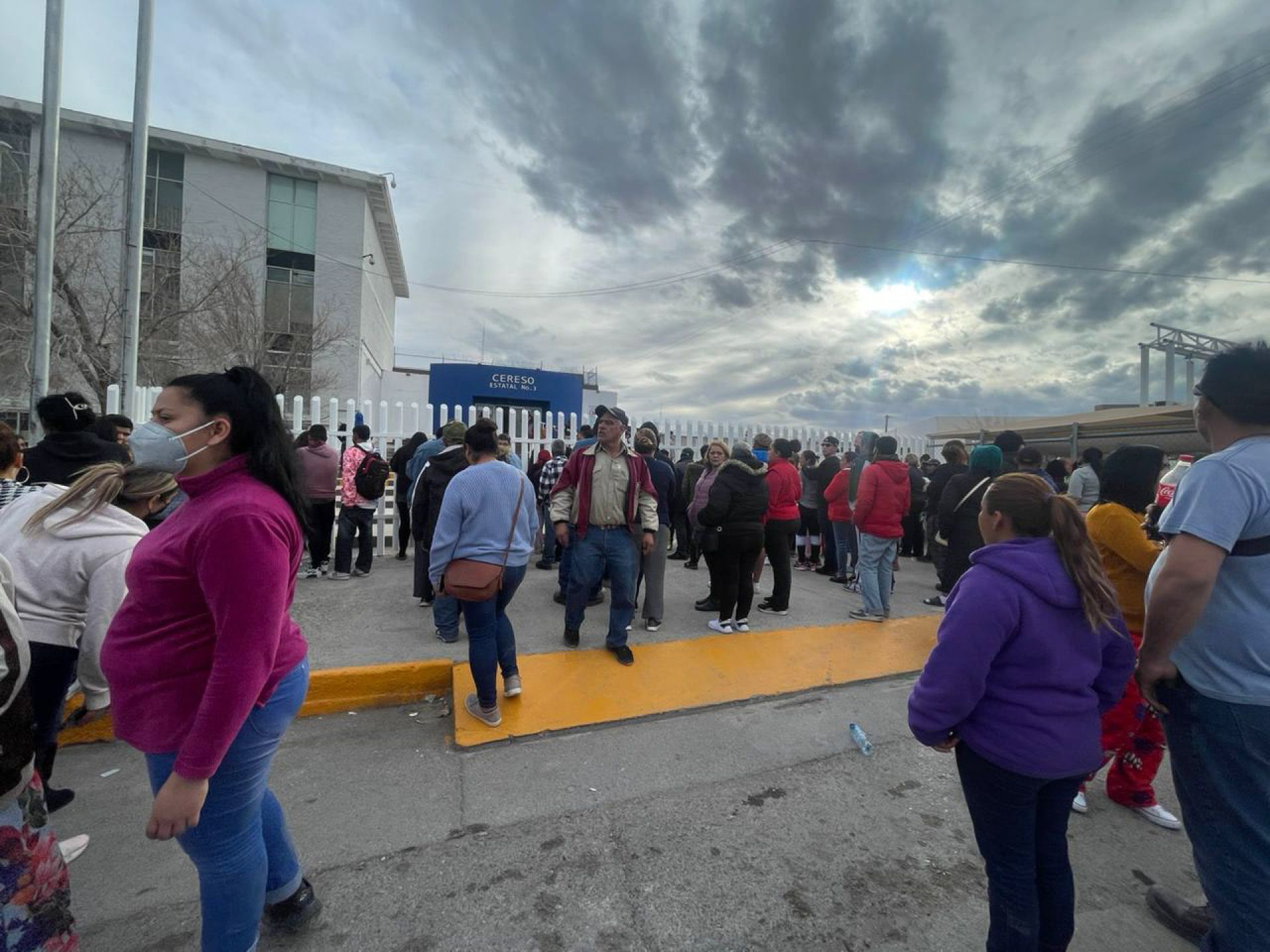 La mañana del 1 de enero, un comando armado atacó el Penal de Ciudad Juárez y sembró el terror entre las familias durante la hora de visita. (CUARTOSCURO)