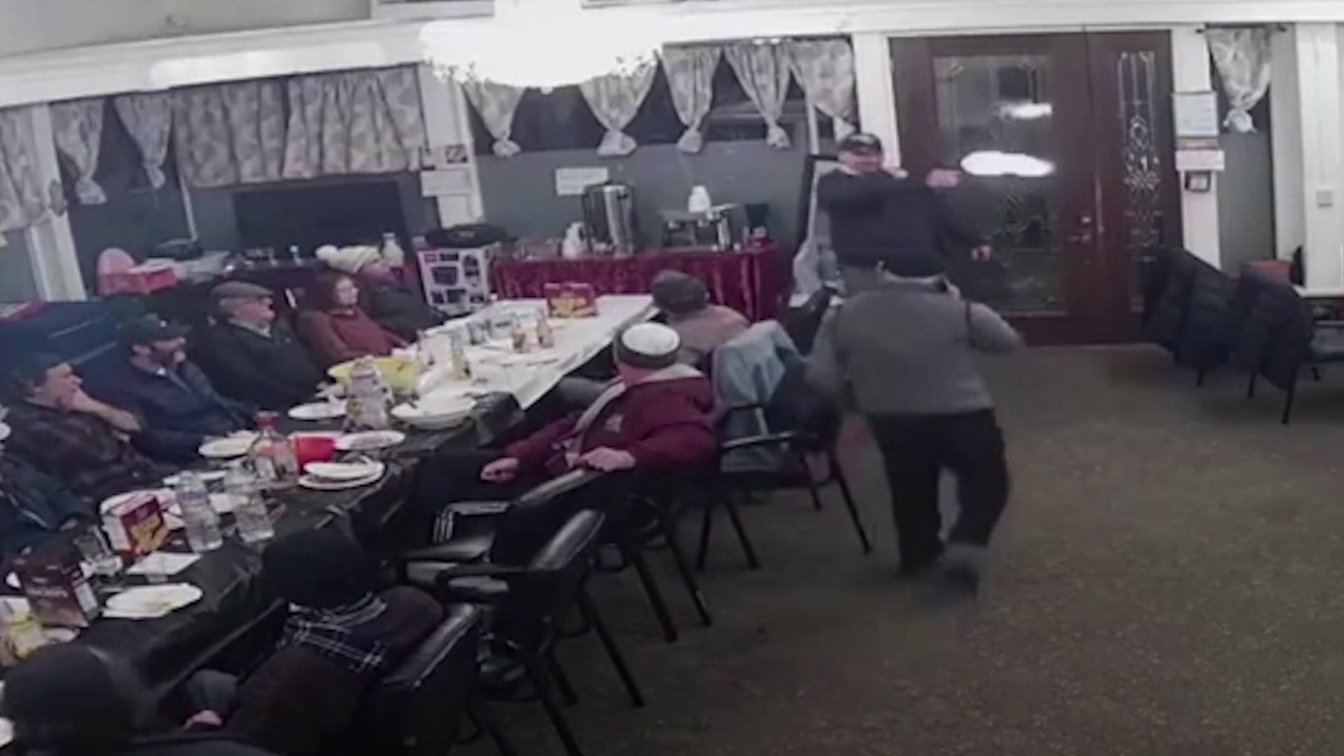 Video: el aterrador momento en que un hombre armado abrió fuego en una sinagoga de San Francisco