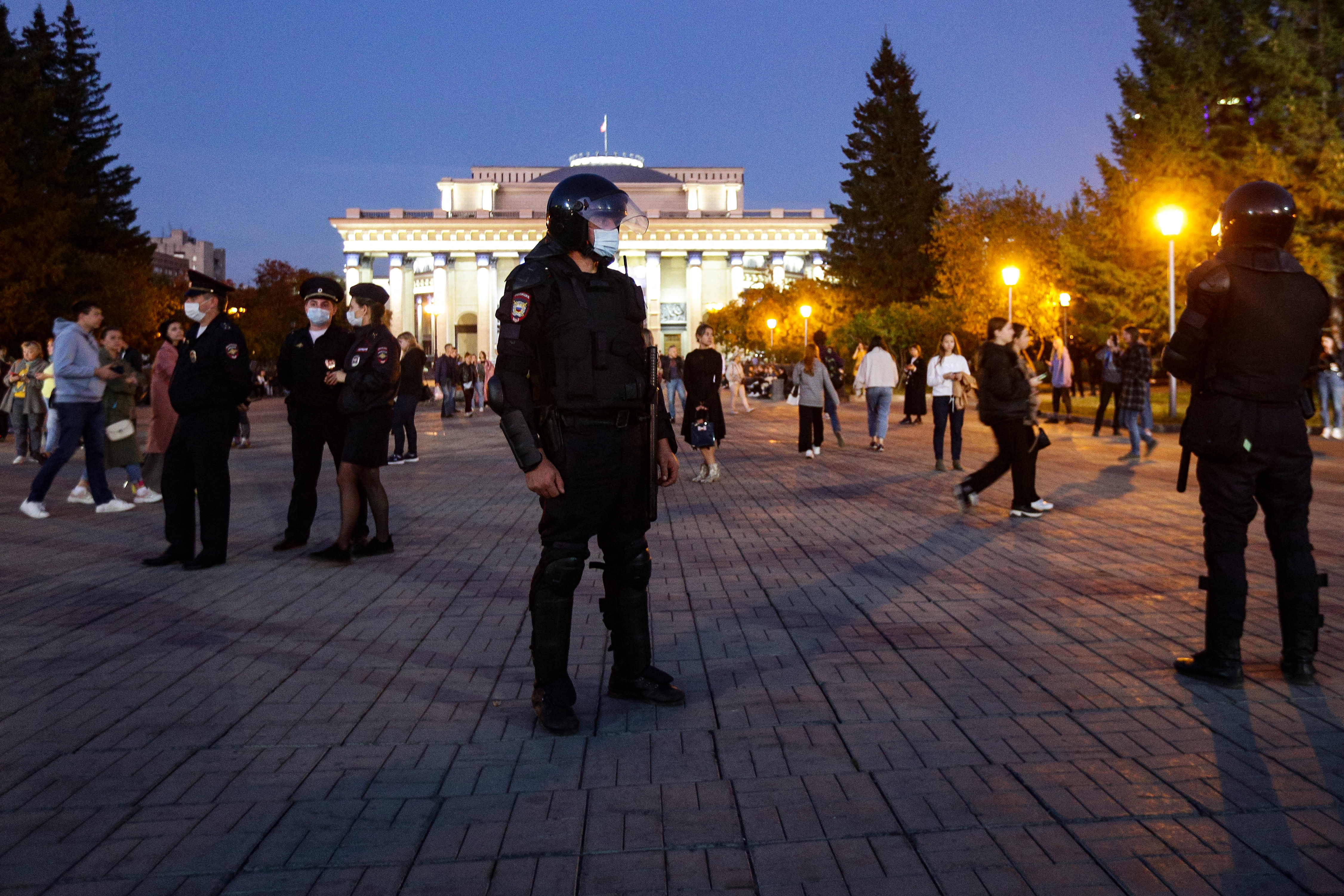 Policías custodian Novosibirsk (Rostislav NETISOV / AFP)