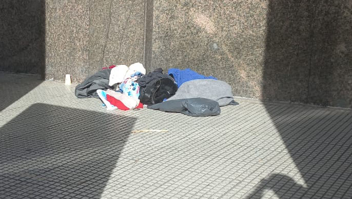 La familia de la beba estaba durmiendo en la puerta del Ministerio de la Producción, a medio metro de la Casa Rosada